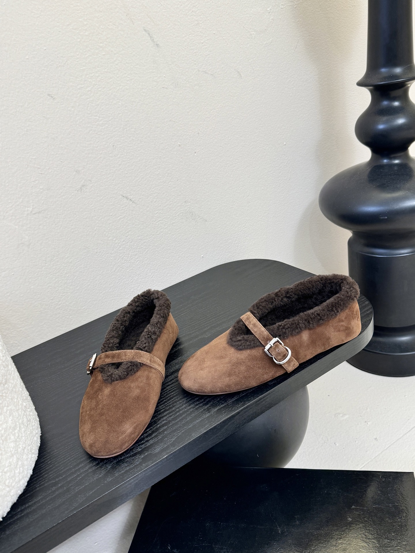 原包装ALAIA 阿莱亚秋冬天真的要来咯！羊羔绒鞋～Alaia奶呼呼的秋冬单品，是谁还没有拥有#Alai