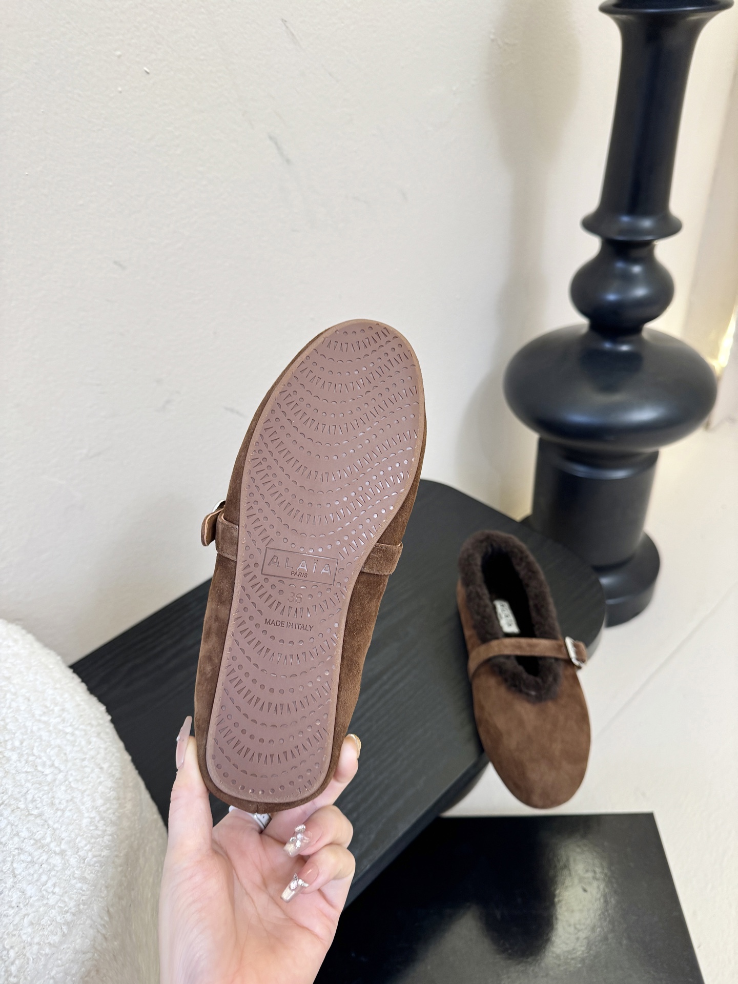 原包装ALAIA 阿莱亚秋冬天真的要来咯！羊羔绒鞋～Alaia奶呼呼的秋冬单品，是谁还没有拥有#Alai