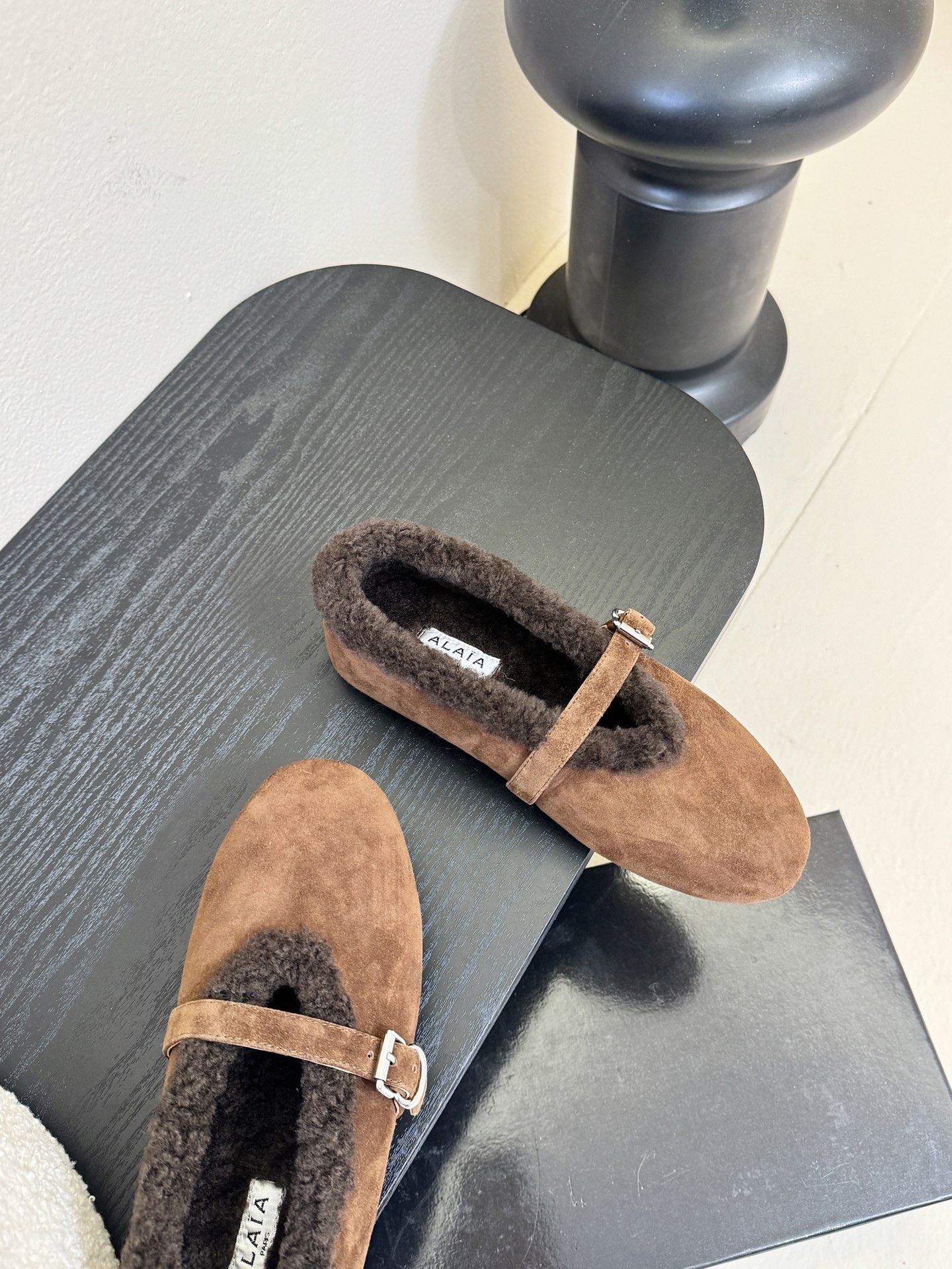 原包装ALAIA 阿莱亚秋冬天真的要来咯！羊羔绒鞋～Alaia奶呼呼的秋冬单品，是谁还没有拥有#Alai