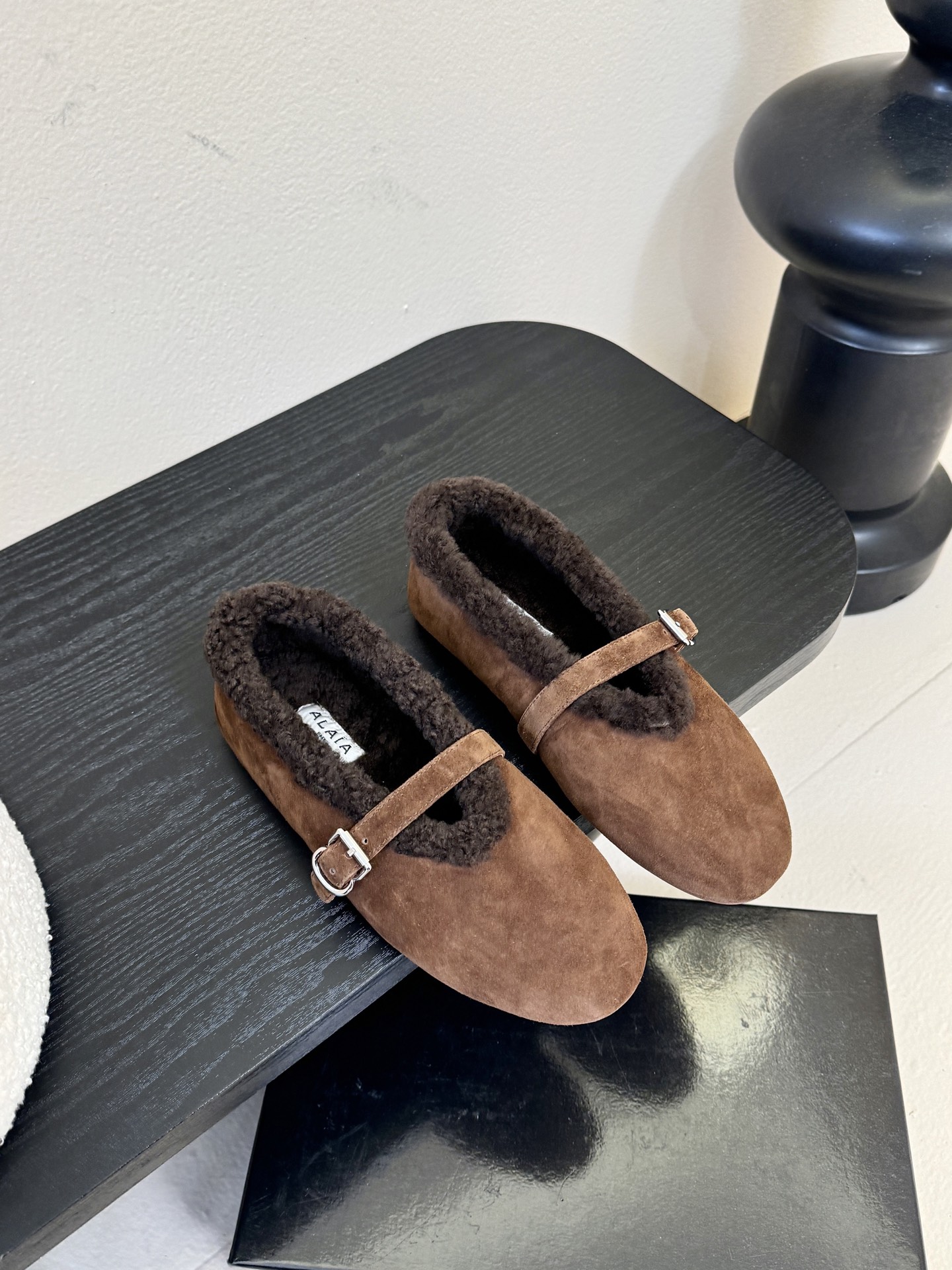 NO:561571,Original packaging ALAIA Autumn and winter are really coming!  Lamb Velvet Shoes ~ Alaia's milky autumn and winter items, who hasn't owned #Alaia Alaia 2025 dancing shoes and cotton shoes? The ALAIA brand comes from its founder, Azzedine Alaia, the founder of the 'super tight and sexy' trend in the 1980s, known as the 'King of cling'. He is one of the most legendary designers in the fashion industry. Azzedine Alaia cleverly exaggerates the sexy side, and is sober, cautious and modern. Alaia  The design elements continue to appear on the runways of major brands. The style of the Alaia brand is just like its fashion, sexy and modern. The fabric is imported nubuck leather and the outsole is imported wool. Size 35-39 (40.41. Customized), fur shoes, alaia19860909原包装 ALAIA 阿莱亚秋冬天真的要来咯！羊羔绒鞋～ Alaia奶呼呼的秋冬单品,是谁还没有拥有#Alaia阿莱亚2025跳舞鞋棉鞋、ALAIA品牌源自其创始人,Azzedine Alaia是上世纪80 年代“超紧身性感”风潮的创始人,被称作“King of cling”, 他是时尚界最传奇的设计师之一.Azzedine Alaia 聪明地将性感一边更夸张,既清醒谨慎摩登这些 Alaia 的设计元素仍不断出现在各大品牌的秀台上.Alaia品牌的风格一如其时装,性感而又摩登 面料进口磨砂皮 大底进口羊毛 码数35-39（40.41.定做）,毛毛鞋,alaia,Women's Shoes