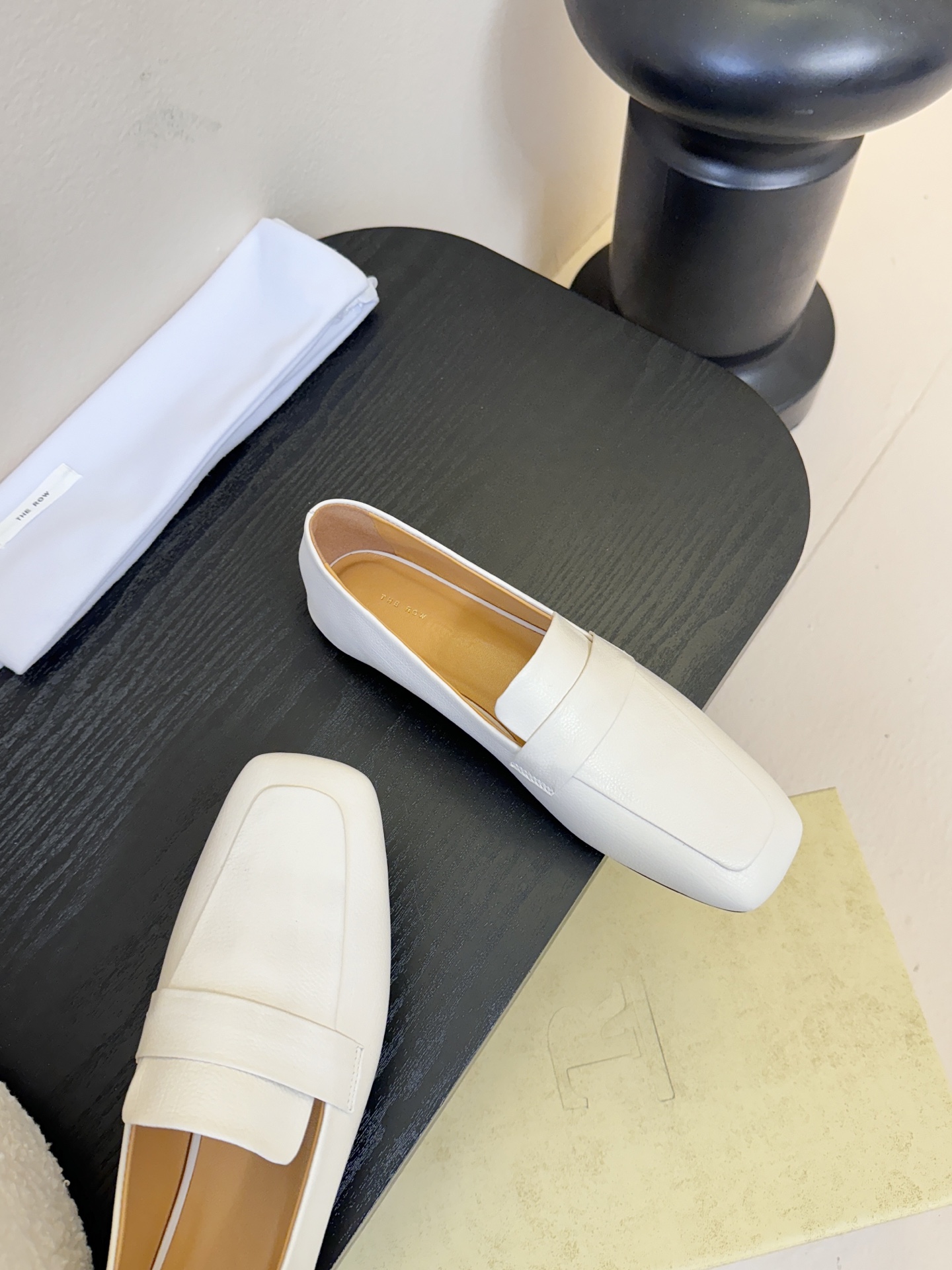 𝐓𝐇𝐄 𝐑𝐎𝐖#新款方头浅口穆勒牛皮单鞋说到极简风格，Row家的设计总是让人信赖，简单又舒适，不管你怎么