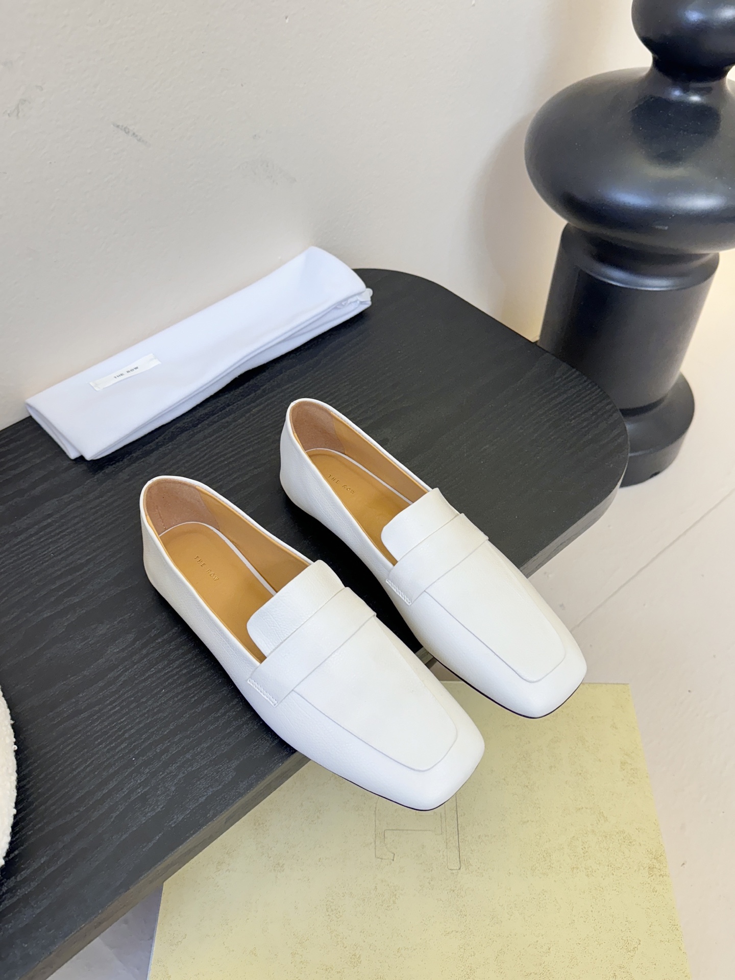 𝐓𝐇𝐄 𝐑𝐎𝐖#新款方头浅口穆勒牛皮单鞋说到极简风格，Row家的设计总是让人信赖，简单又舒适，不管你怎么