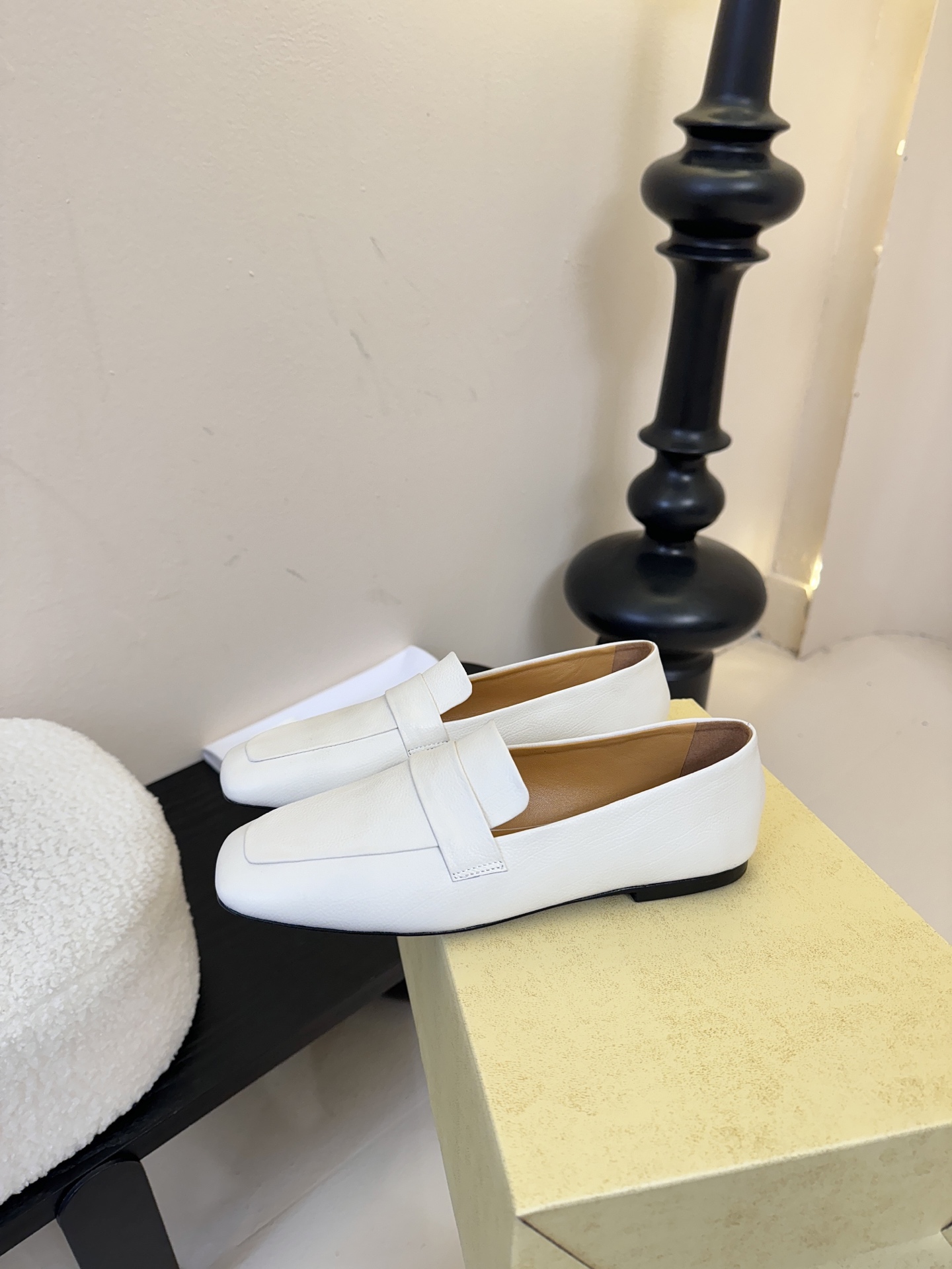 𝐓𝐇𝐄 𝐑𝐎𝐖#新款方头浅口穆勒牛皮单鞋说到极简风格，Row家的设计总是让人信赖，简单又舒适，不管你怎么