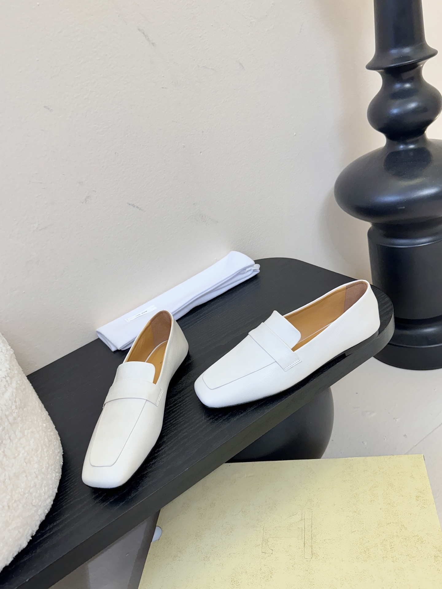 𝐓𝐇𝐄 𝐑𝐎𝐖#新款方头浅口穆勒牛皮单鞋说到极简风格，Row家的设计总是让人信赖，简单又舒适，不管你怎么