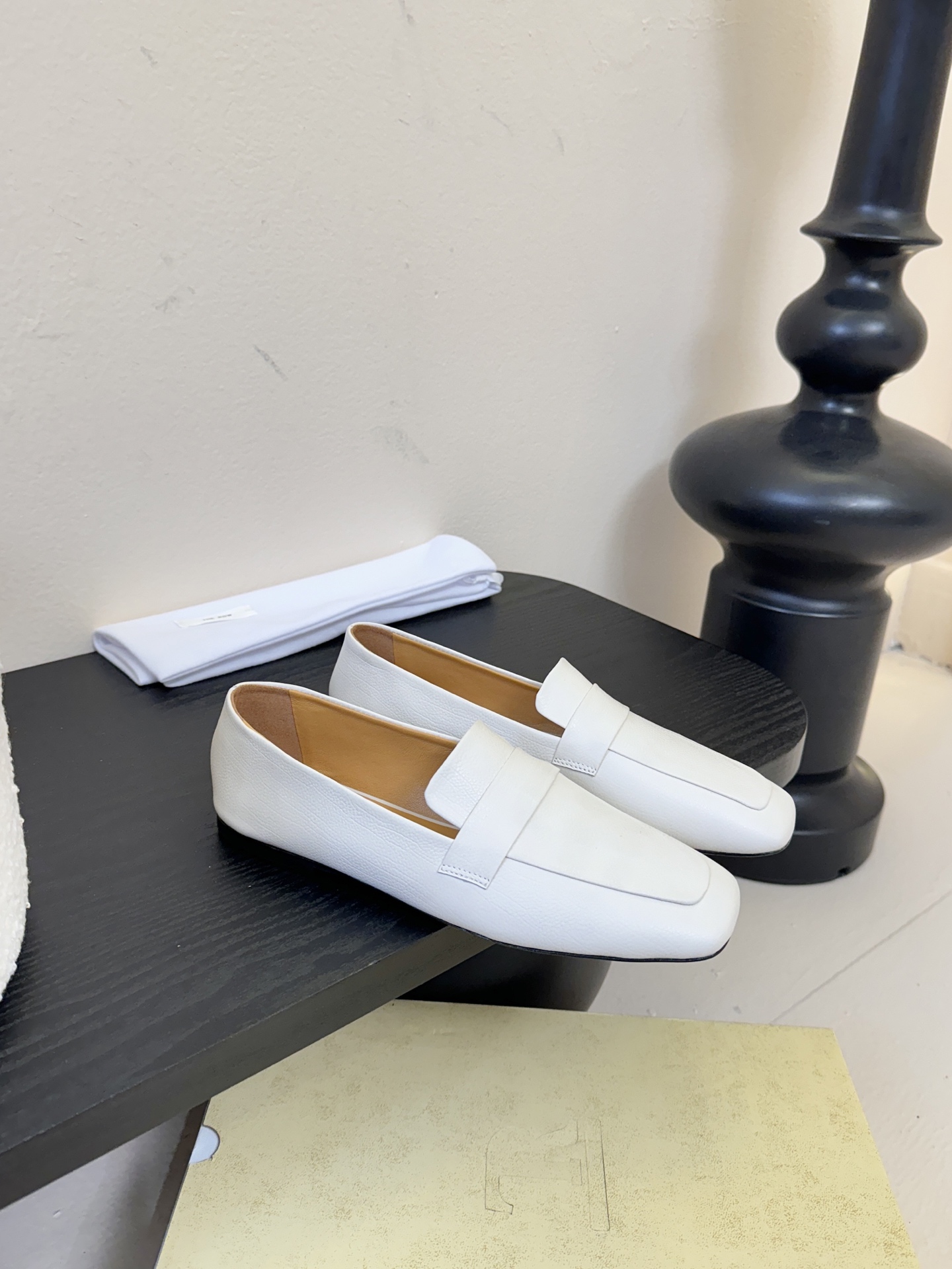 𝐓𝐇𝐄 𝐑𝐎𝐖#新款方头浅口穆勒牛皮单鞋说到极简风格，Row家的设计总是让人信赖，简单又舒适，不管你怎么