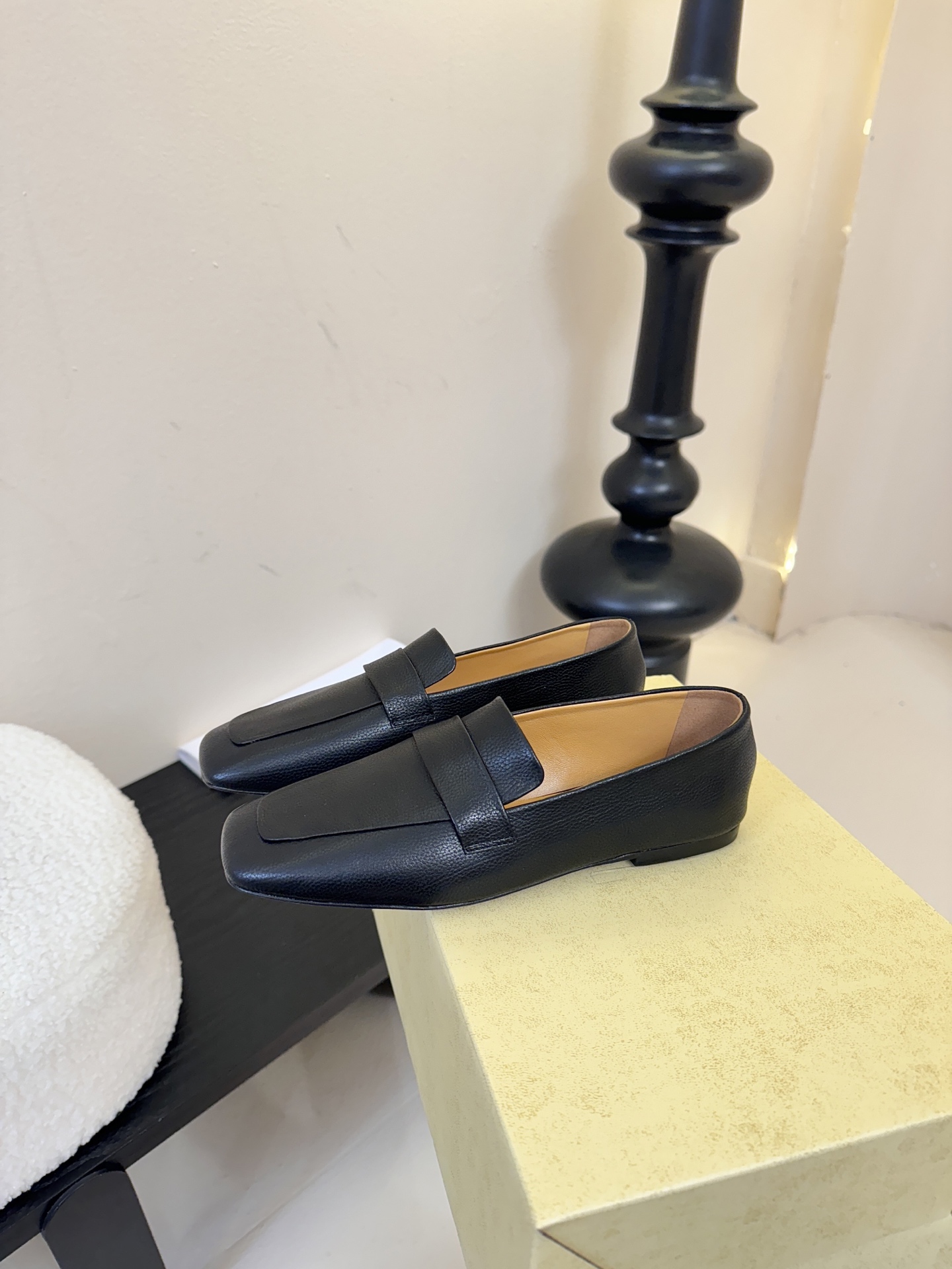 𝐓𝐇𝐄 𝐑𝐎𝐖#新款方头浅口穆勒牛皮单鞋说到极简风格，Row家的设计总是让人信赖，简单又舒适，不管你怎么