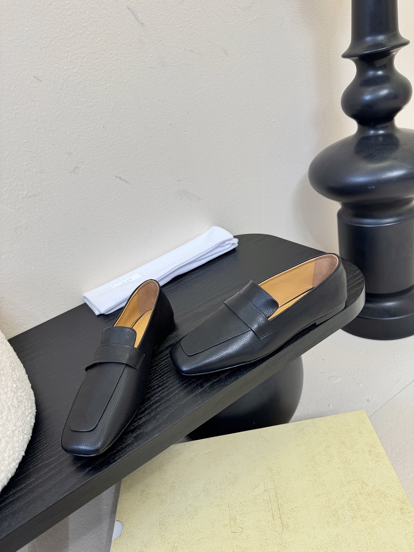 𝐓𝐇𝐄 𝐑𝐎𝐖#新款方头浅口穆勒牛皮单鞋说到极简风格，Row家的设计总是让人信赖，简单又舒适，不管你怎么