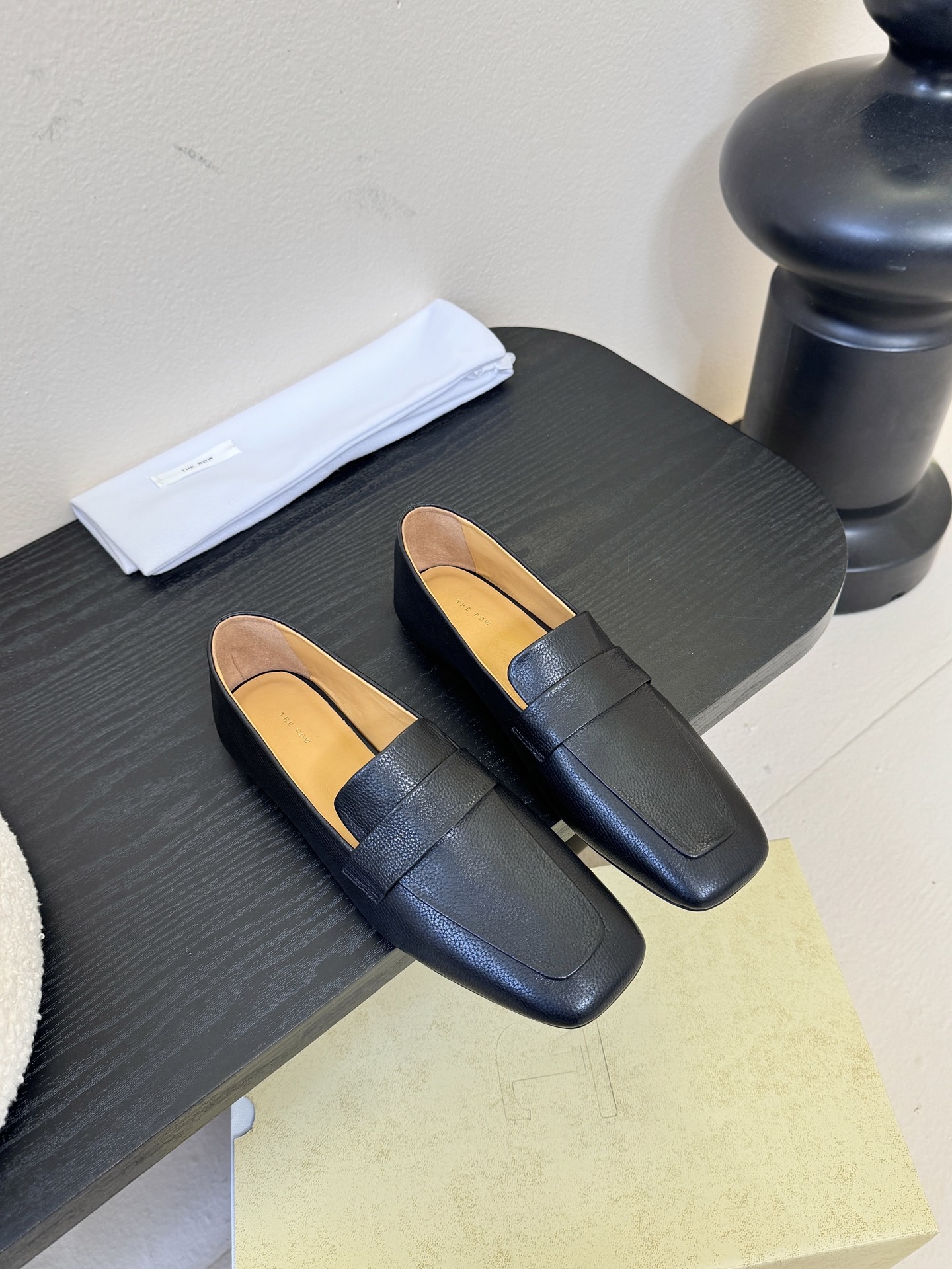 𝐓𝐇𝐄 𝐑𝐎𝐖#新款方头浅口穆勒牛皮单鞋说到极简风格，Row家的设计总是让人信赖，简单又舒适，不管你怎么