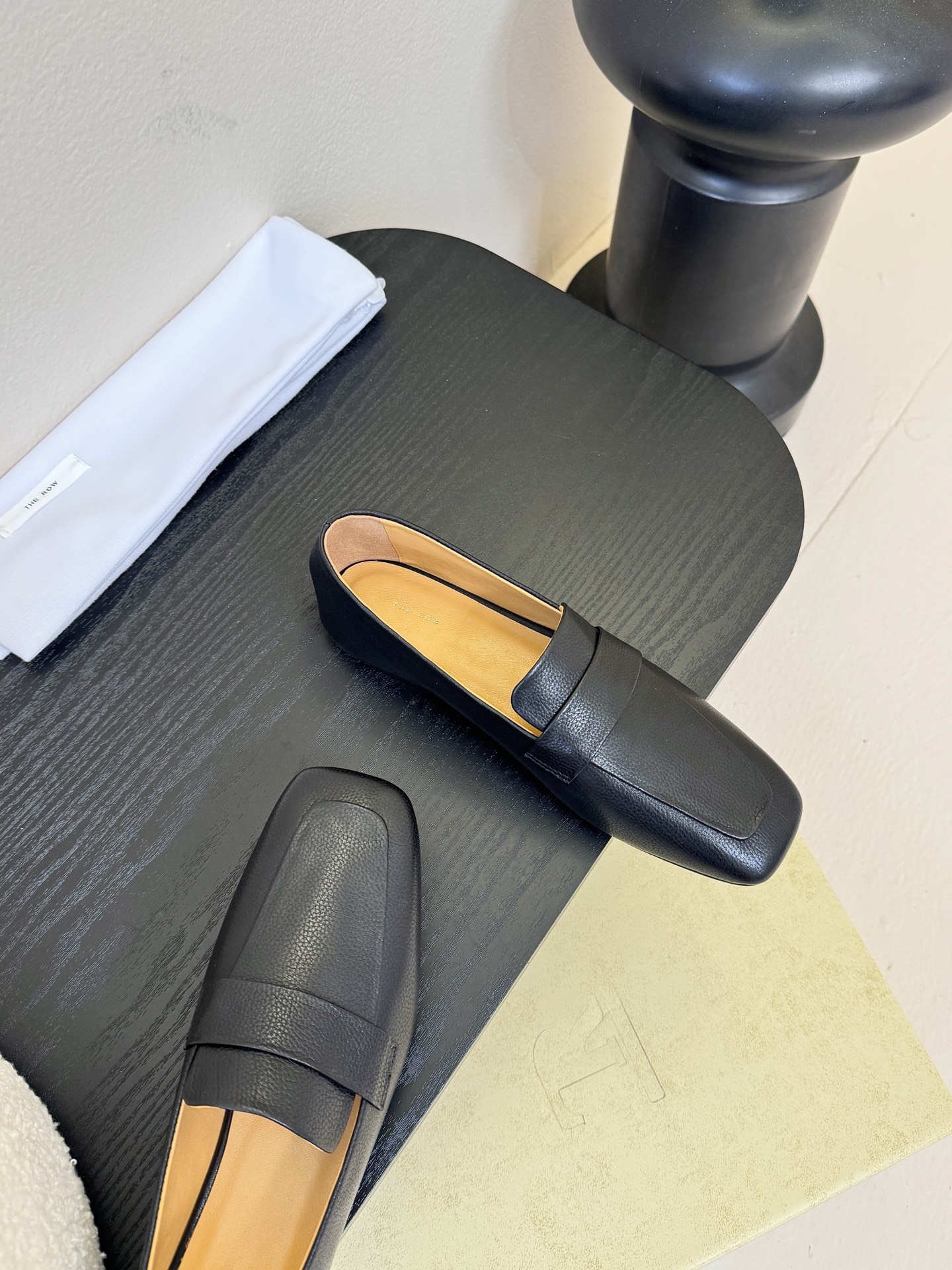 𝐓𝐇𝐄 𝐑𝐎𝐖#新款方头浅口穆勒牛皮单鞋说到极简风格，Row家的设计总是让人信赖，简单又舒适，不管你怎么