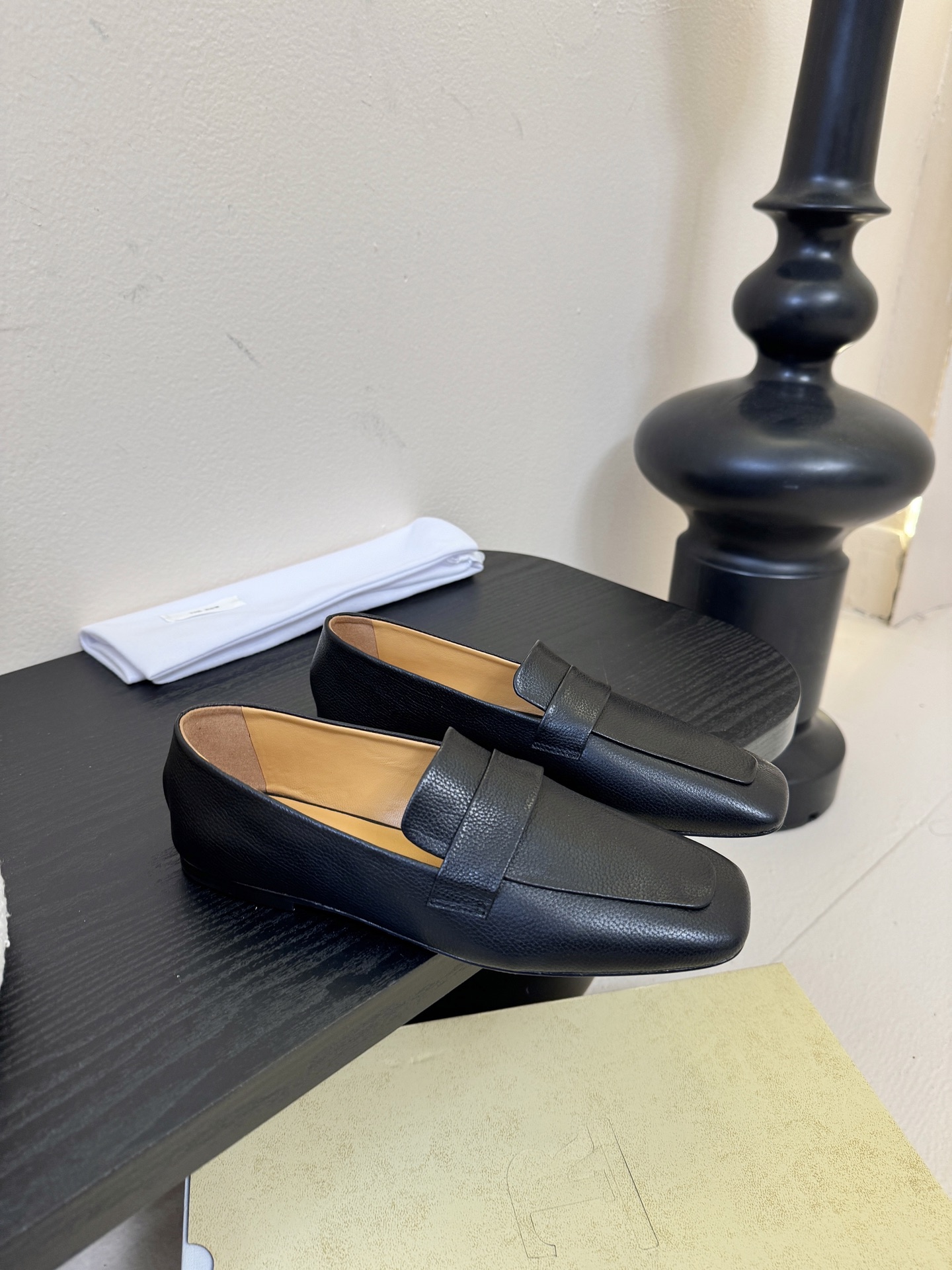 𝐓𝐇𝐄 𝐑𝐎𝐖#新款方头浅口穆勒牛皮单鞋说到极简风格，Row家的设计总是让人信赖，简单又舒适，不管你怎么