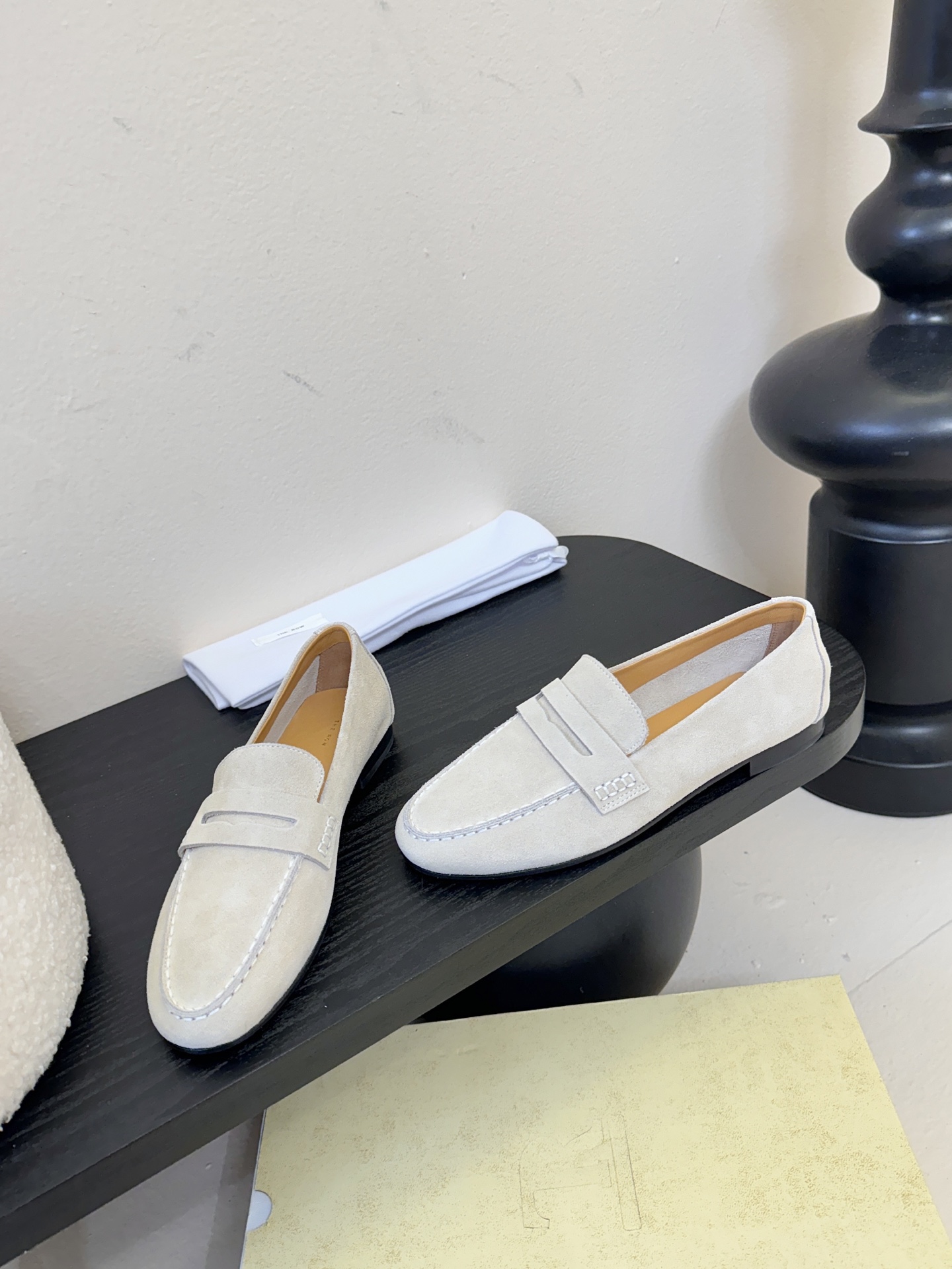 𝐓𝐇𝐄 𝐑𝐎𝐖#新款方头浅口穆勒牛皮单鞋说到极简风格，Row家的设计总是让人信赖，简单又舒适，不管你怎么