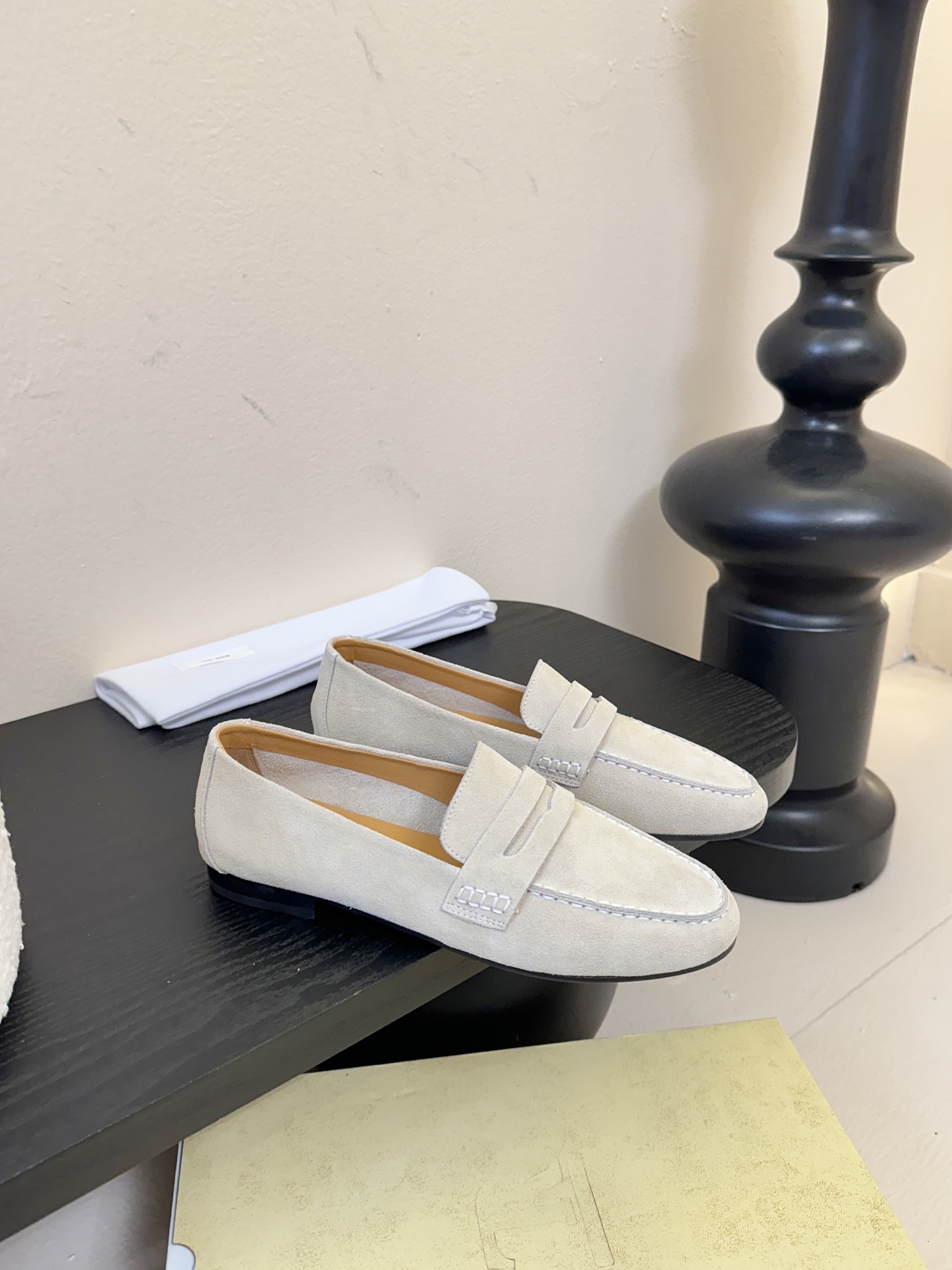 𝐓𝐇𝐄 𝐑𝐎𝐖#新款方头浅口穆勒牛皮单鞋说到极简风格，Row家的设计总是让人信赖，简单又舒适，不管你怎么