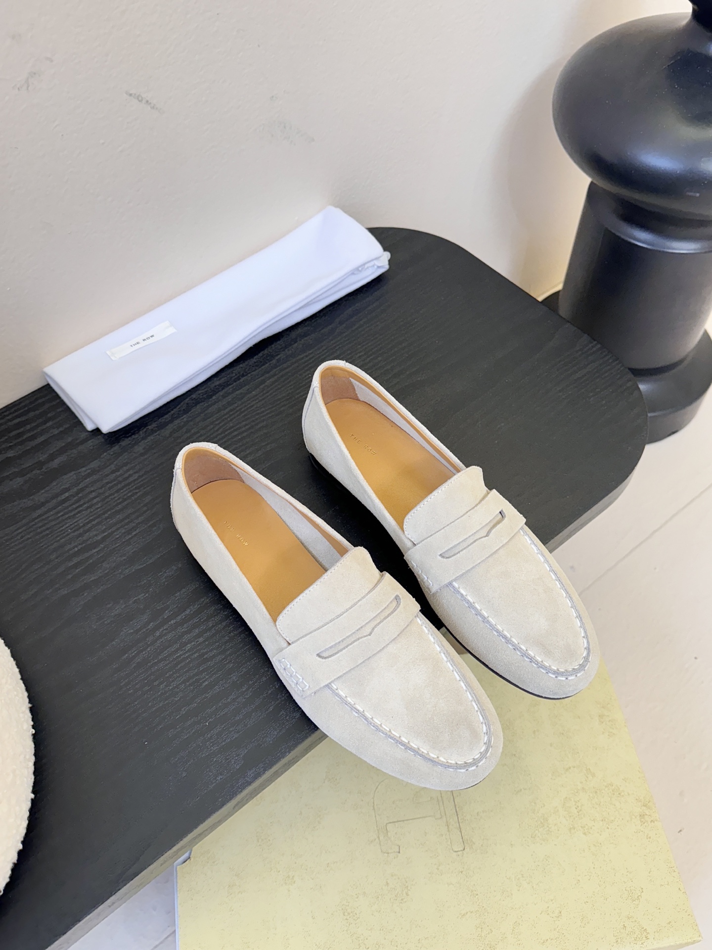 𝐓𝐇𝐄 𝐑𝐎𝐖#新款方头浅口穆勒牛皮单鞋说到极简风格，Row家的设计总是让人信赖，简单又舒适，不管你怎么