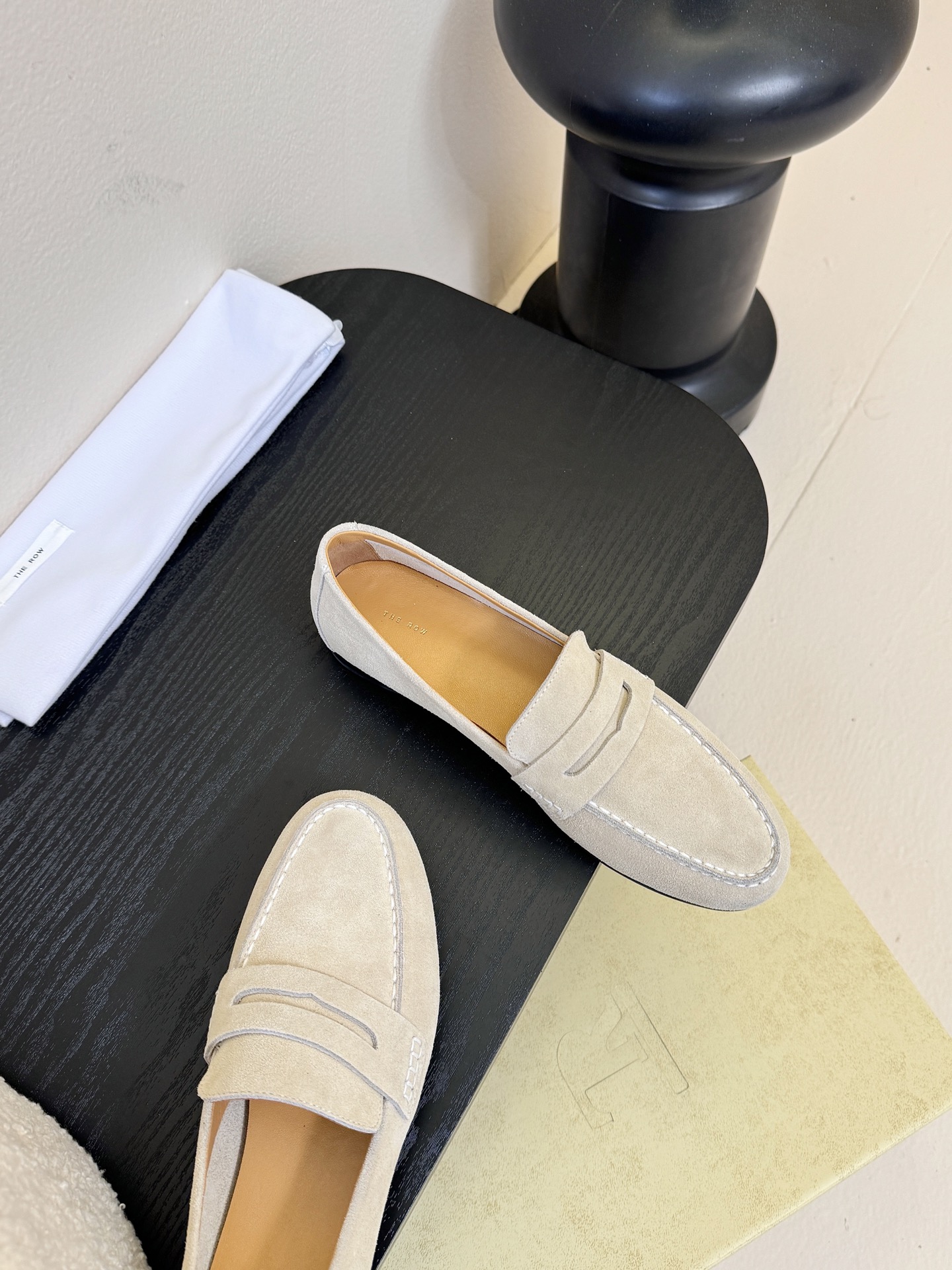 𝐓𝐇𝐄 𝐑𝐎𝐖#新款方头浅口穆勒牛皮单鞋说到极简风格，Row家的设计总是让人信赖，简单又舒适，不管你怎么