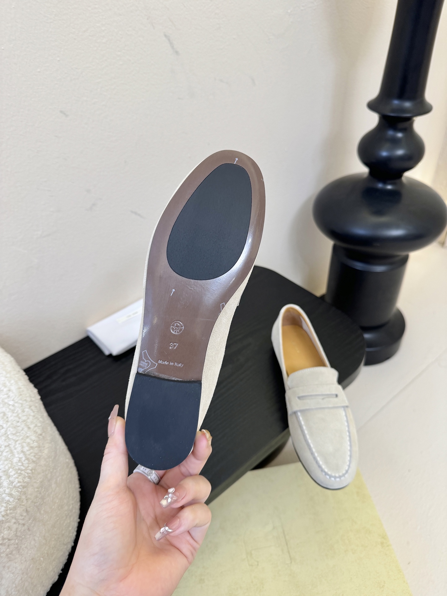 𝐓𝐇𝐄 𝐑𝐎𝐖#新款方头浅口穆勒牛皮单鞋说到极简风格，Row家的设计总是让人信赖，简单又舒适，不管你怎么