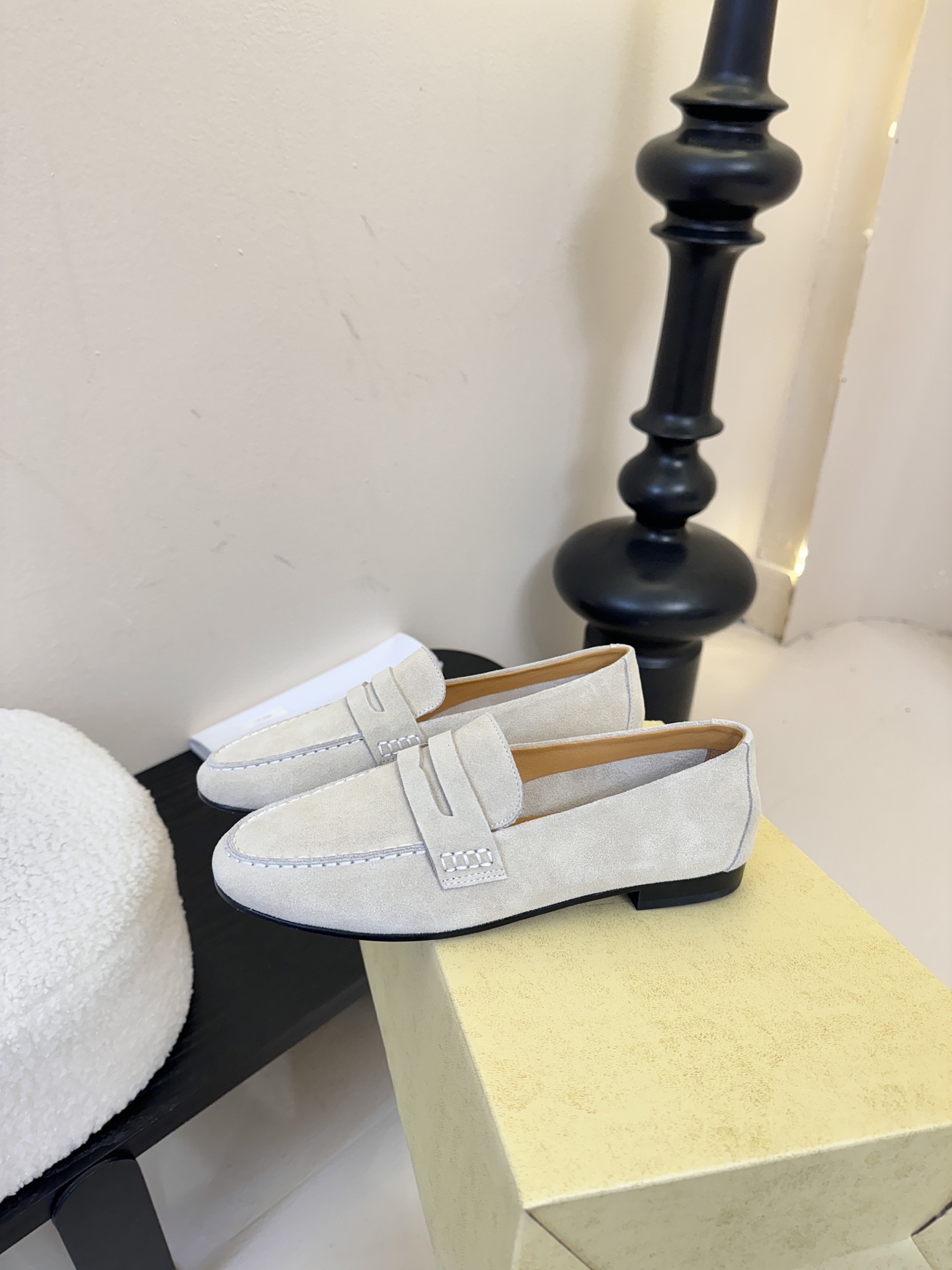 𝐓𝐇𝐄 𝐑𝐎𝐖#新款方头浅口穆勒牛皮单鞋说到极简风格，Row家的设计总是让人信赖，简单又舒适，不管你怎么