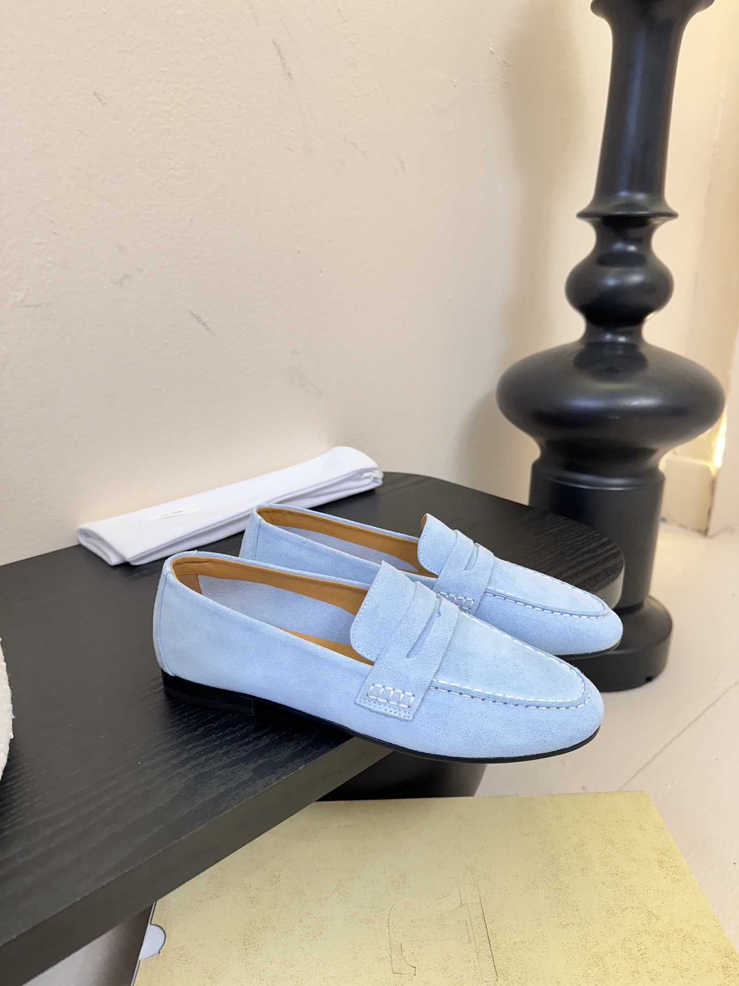 𝐓𝐇𝐄 𝐑𝐎𝐖#新款方头浅口穆勒牛皮单鞋说到极简风格，Row家的设计总是让人信赖，简单又舒适，不管你怎么