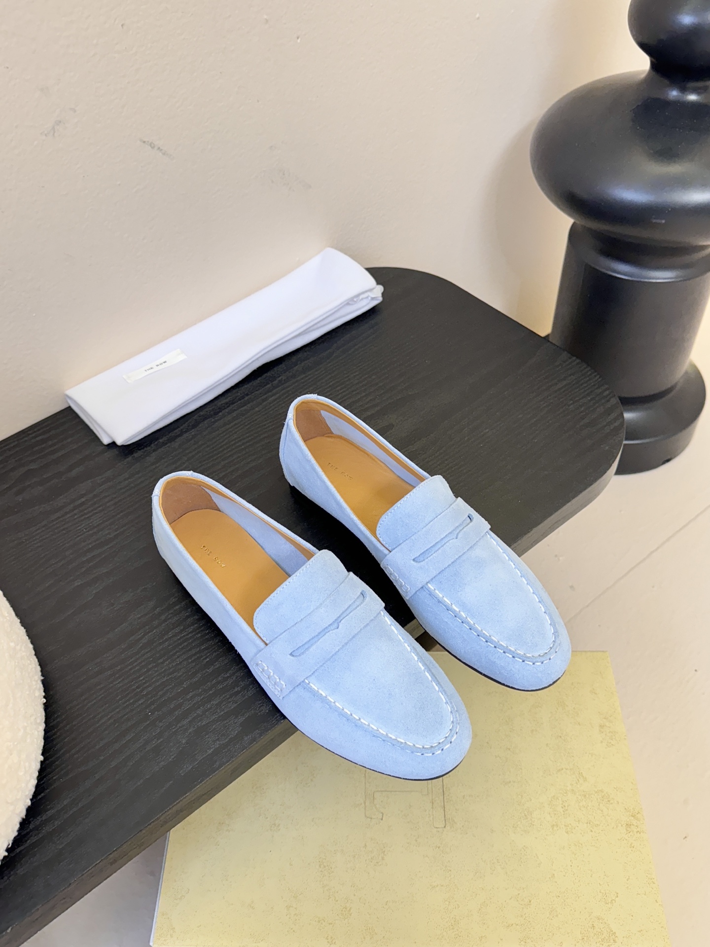 𝐓𝐇𝐄 𝐑𝐎𝐖#新款方头浅口穆勒牛皮单鞋说到极简风格，Row家的设计总是让人信赖，简单又舒适，不管你怎么