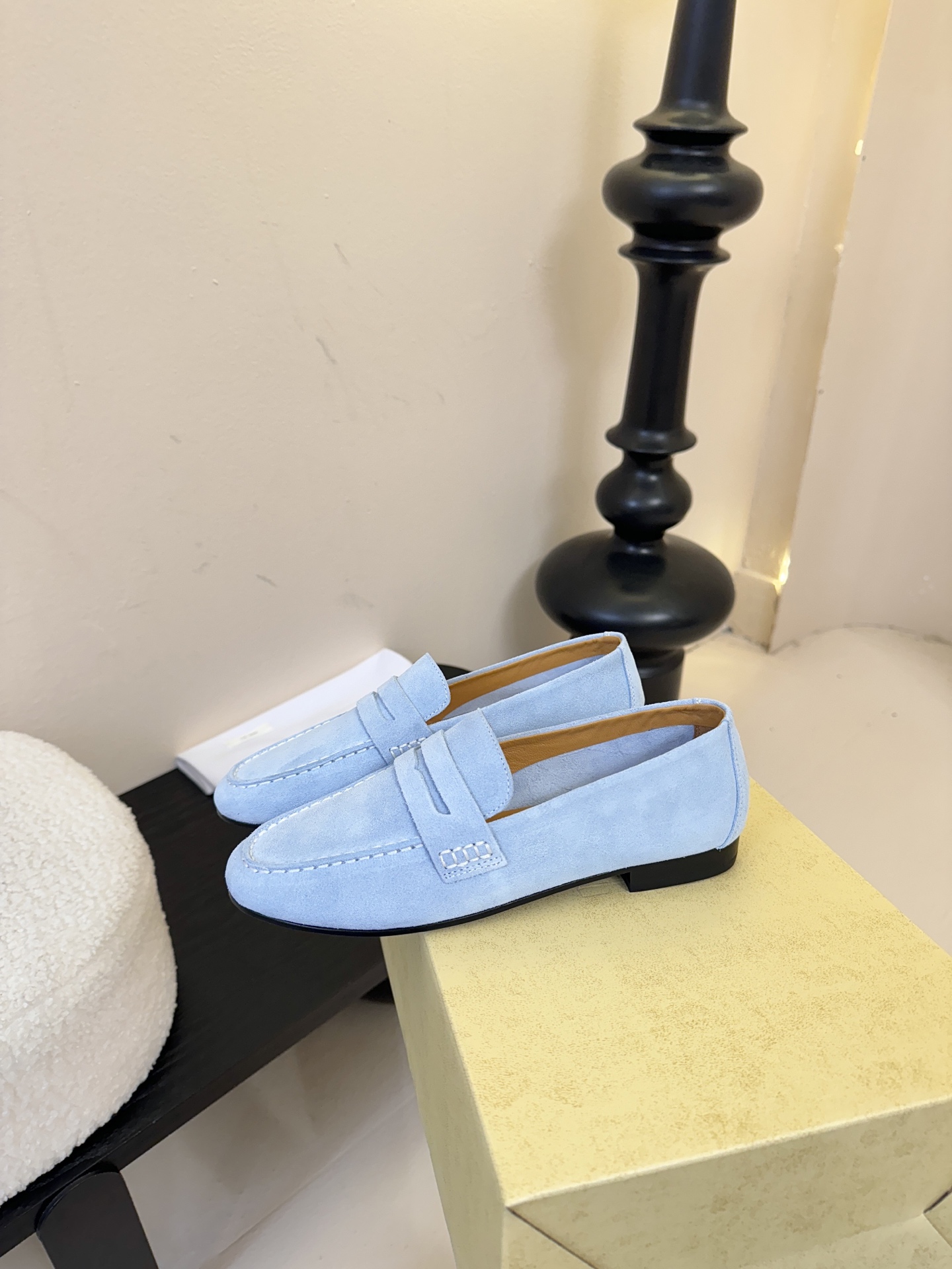 𝐓𝐇𝐄 𝐑𝐎𝐖#新款方头浅口穆勒牛皮单鞋说到极简风格，Row家的设计总是让人信赖，简单又舒适，不管你怎么