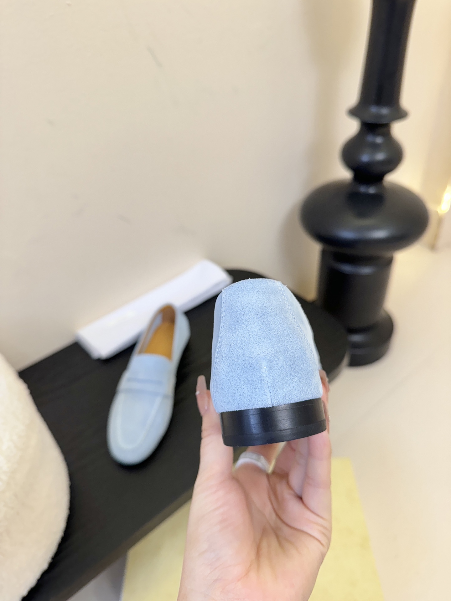 𝐓𝐇𝐄 𝐑𝐎𝐖#新款方头浅口穆勒牛皮单鞋说到极简风格，Row家的设计总是让人信赖，简单又舒适，不管你怎么