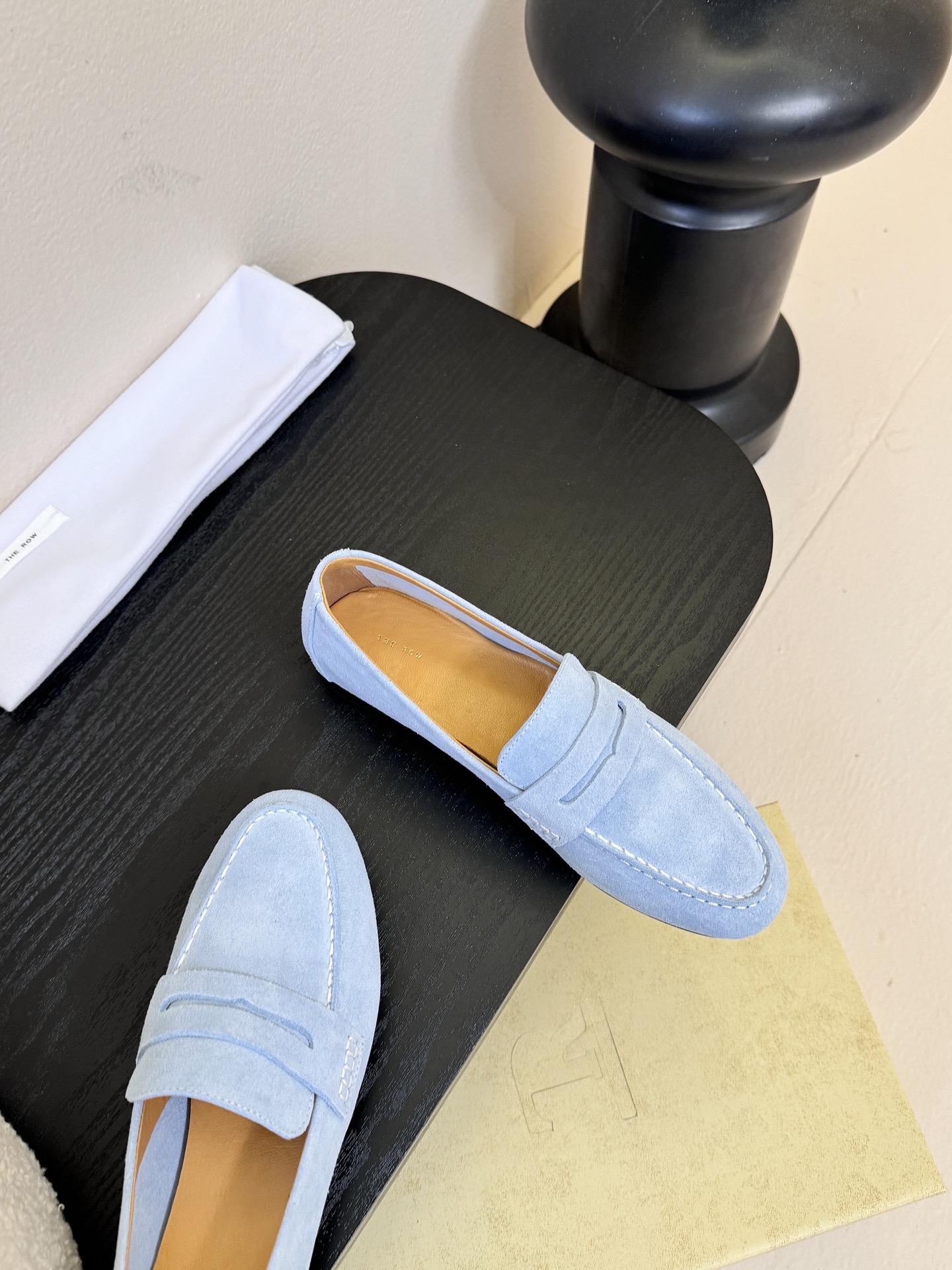 𝐓𝐇𝐄 𝐑𝐎𝐖#新款方头浅口穆勒牛皮单鞋说到极简风格，Row家的设计总是让人信赖，简单又舒适，不管你怎么