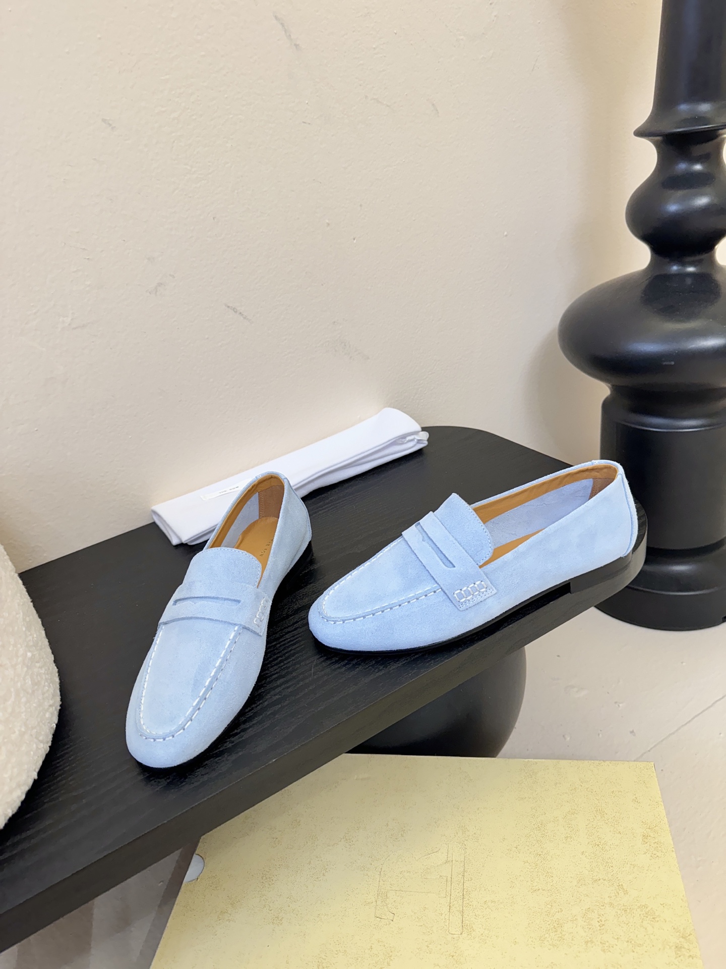 𝐓𝐇𝐄 𝐑𝐎𝐖#新款方头浅口穆勒牛皮单鞋说到极简风格，Row家的设计总是让人信赖，简单又舒适，不管你怎么