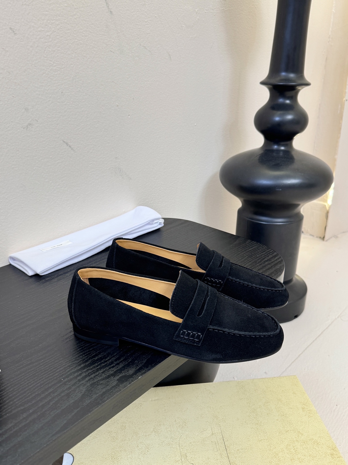 𝐓𝐇𝐄 𝐑𝐎𝐖#新款方头浅口穆勒牛皮单鞋说到极简风格，Row家的设计总是让人信赖，简单又舒适，不管你怎么