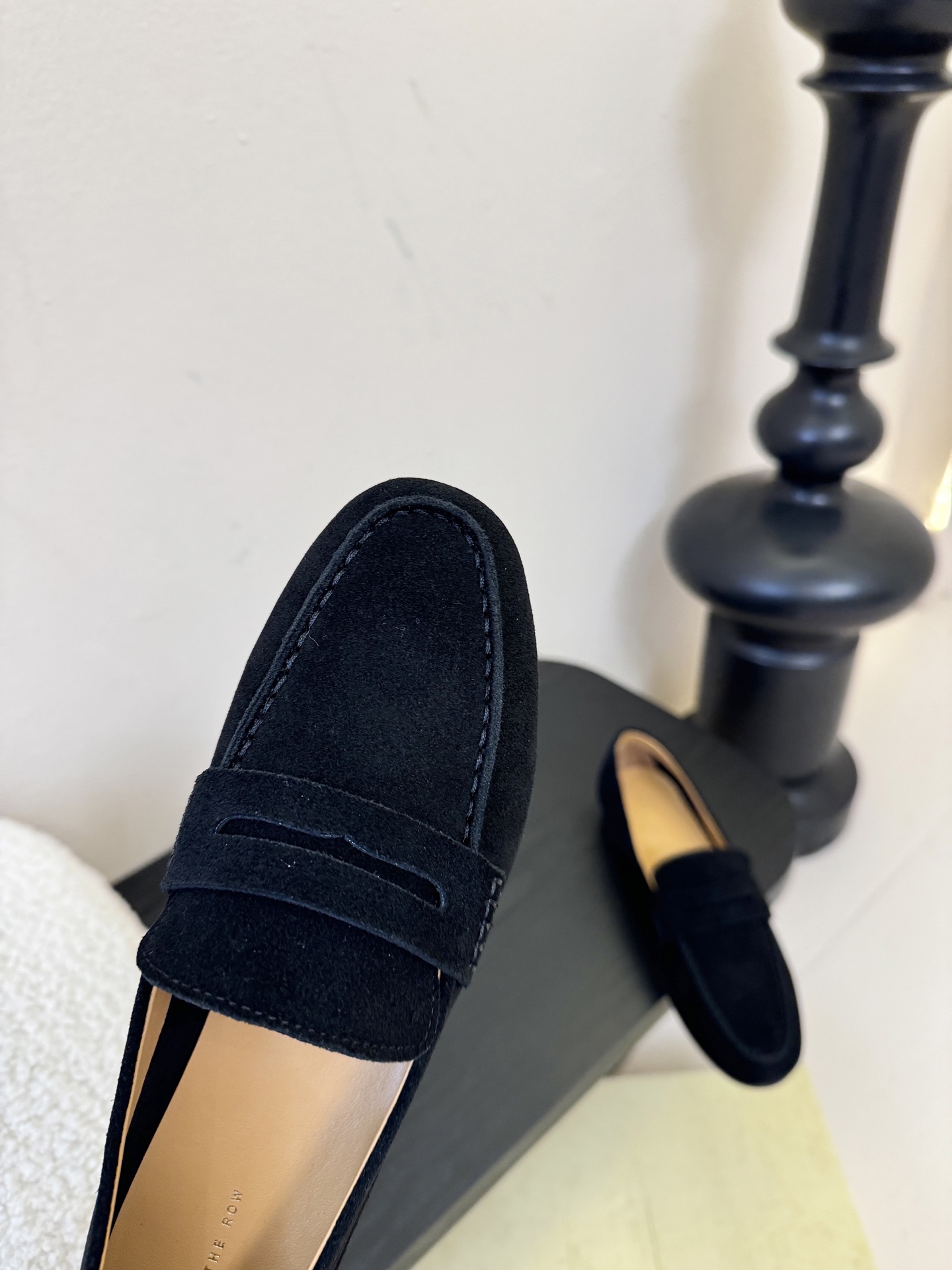 𝐓𝐇𝐄 𝐑𝐎𝐖#新款方头浅口穆勒牛皮单鞋说到极简风格，Row家的设计总是让人信赖，简单又舒适，不管你怎么