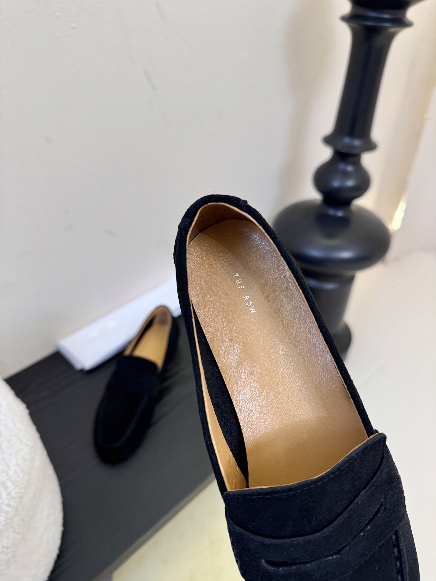 𝐓𝐇𝐄 𝐑𝐎𝐖#新款方头浅口穆勒牛皮单鞋说到极简风格，Row家的设计总是让人信赖，简单又舒适，不管你怎么