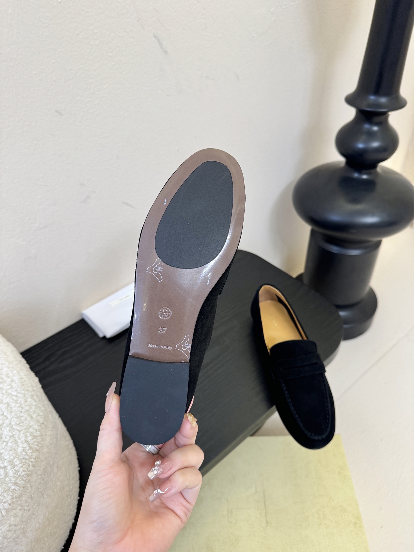 𝐓𝐇𝐄 𝐑𝐎𝐖#新款方头浅口穆勒牛皮单鞋说到极简风格，Row家的设计总是让人信赖，简单又舒适，不管你怎么