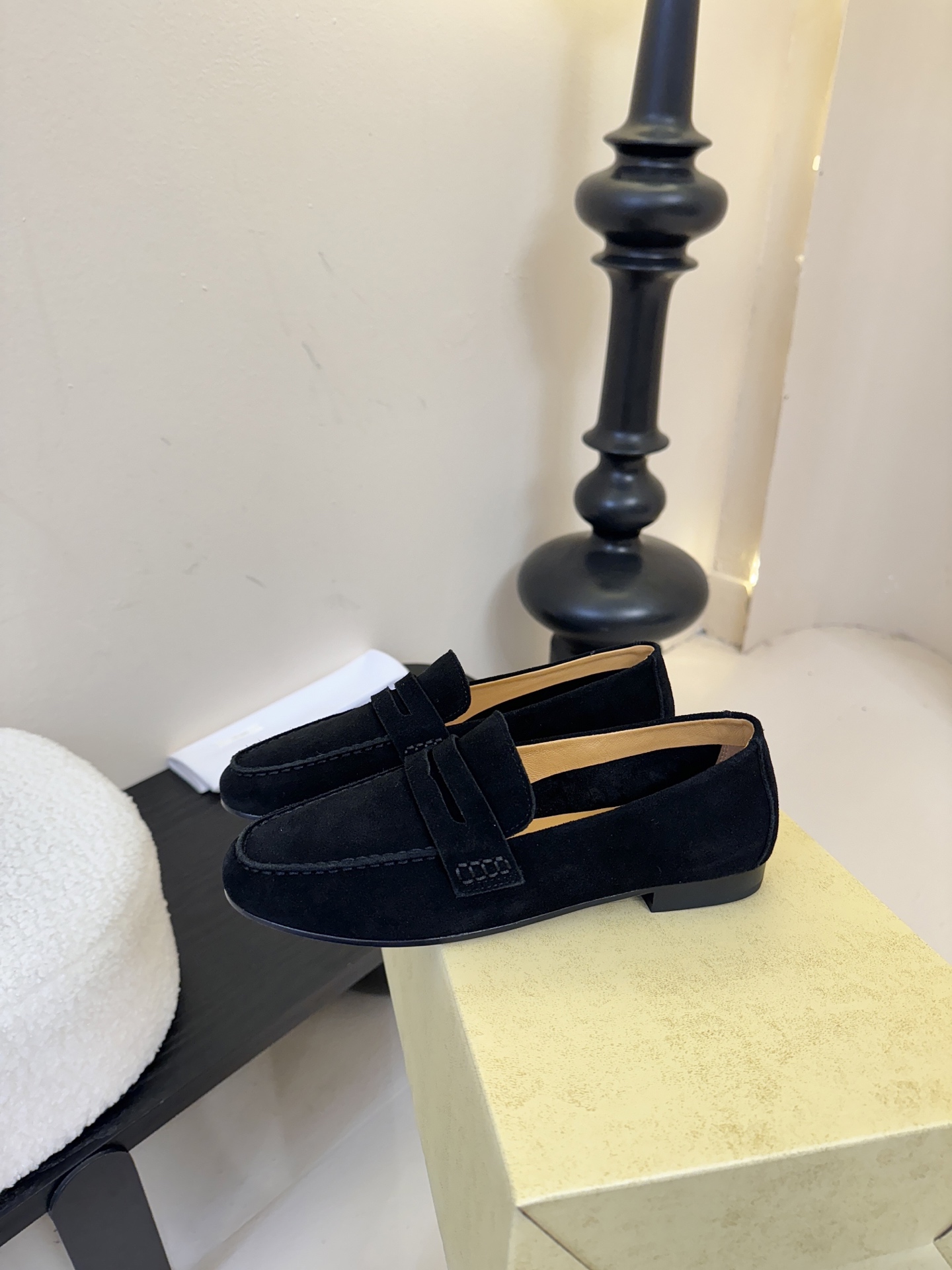 𝐓𝐇𝐄 𝐑𝐎𝐖#新款方头浅口穆勒牛皮单鞋说到极简风格，Row家的设计总是让人信赖，简单又舒适，不管你怎么