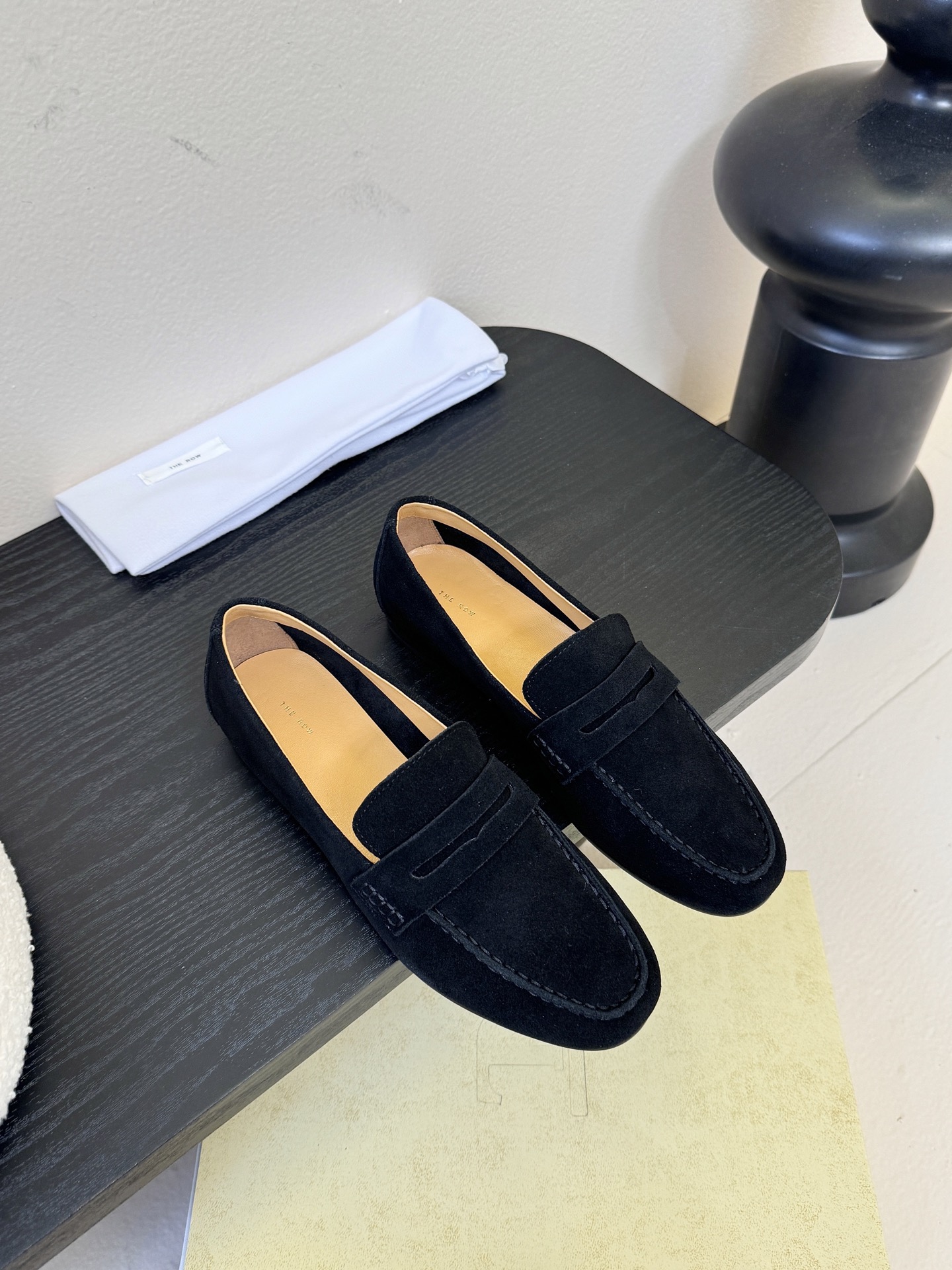 NO:561580,#新square-toe shallow Mouth Mule leather shoes Speaking of minimalist style, Row's designs are always trustworthy, simple and comfortable. No matter how you wear them, you can wear them with a casual sense of luxury. They are really versatile!  The design of the shoes seems simple, but the softness and comfort after putting them on your feet are simply intoxicating!  I can responsibly say that these are the lightest and softest shoes I have worn this year. They feel as light as nothing on my feet!  The design of the toe is also very interesting. The oblique square toe design is a bit cute and has a slight upward curve. Viewed from the side, the lines of the shoe are also very smooth, and the entire shoe shape looks particularly beautiful. It is really a pair of shoes that are both practical and good-looking!  The upper is made of cowhide. Its gloss, texture and fullness have reached the extreme. This kind of leather is obtained from young cows, because the skin of young cows is more delicate, softer and almost flawless. The texture is not comparable to that of ordinary leather. The quality is revealed here. It is soft and skin-friendly like a baby's skin. At the same time, the whole cut of fetal cow down, the degree of material consumption can be imagined, and it is even more precious!  In short, these unlabeled simple one-strap high-heeled loafers from TheRow are really a rare and good shoe!  No matter in terms of quality, comfort or design, it is impeccable!  Imported grained cowhide for the upper, cowhide lining for the sole, Italian genuine leather outsole, sizes 35-39 (40 non-returnable), single shoes, loafers, cowhide, Leather soles19860909#新款方头浅口穆勒牛皮单鞋 说到极简风格,Row家的设计总是让人信赖,简单又舒适,不管你怎么搭,都能穿出那种不经意的高级感,真的是超级百搭！ 鞋子的设计看似简单,但穿上脚后那个柔软度、舒适度简直让人陶醉！我可以负责任地说,这是我今年穿过最轻、最软的鞋子,穿在脚上就像没穿一样轻若无物！ 鞋头的设计也特别有意思,斜方头设计有点萌萌的,还带着一点点上翘的弧度,从侧面看,鞋子的线条也特别流畅,整个鞋型都显得特别优美,真的是一双既实用又好看的鞋子！ 鞋面采用牛皮 其光泽度纹理和饱满度都达到了极致,这种皮革是从年幼的牛身上取得的,因为年幼的皮肤更加细腻、柔软,且几乎没有瑕疵,质感不是普通皮能比的,品质就探在这里了,柔软亲肤就像婴儿的皮肤一样,同时整张切割的胎牛绒,费料程度可想而知,更显珍贵！ 总之这款TheRow同款的无标简约一字带高跟乐福鞋真的是一款不可多得的好鞋！无论是从品质、舒适度还是设计上都无可挑剔！ 鞋面进口粒面牛皮 内里牛皮 大底意大利真皮大底 尺码35-39（40不退换）,单鞋,loafers,cowhide,Leather soles,Women's Shoes