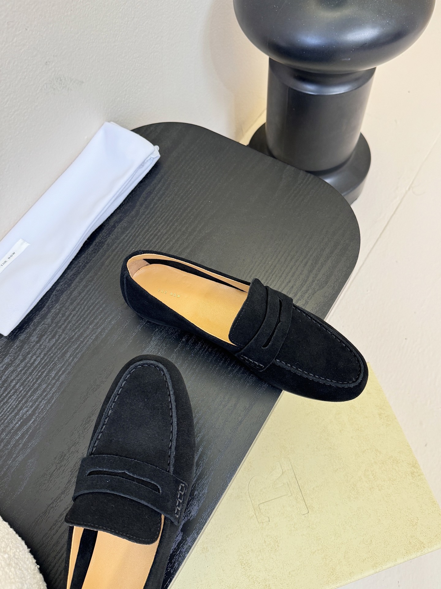 𝐓𝐇𝐄 𝐑𝐎𝐖#新款方头浅口穆勒牛皮单鞋说到极简风格，Row家的设计总是让人信赖，简单又舒适，不管你怎么