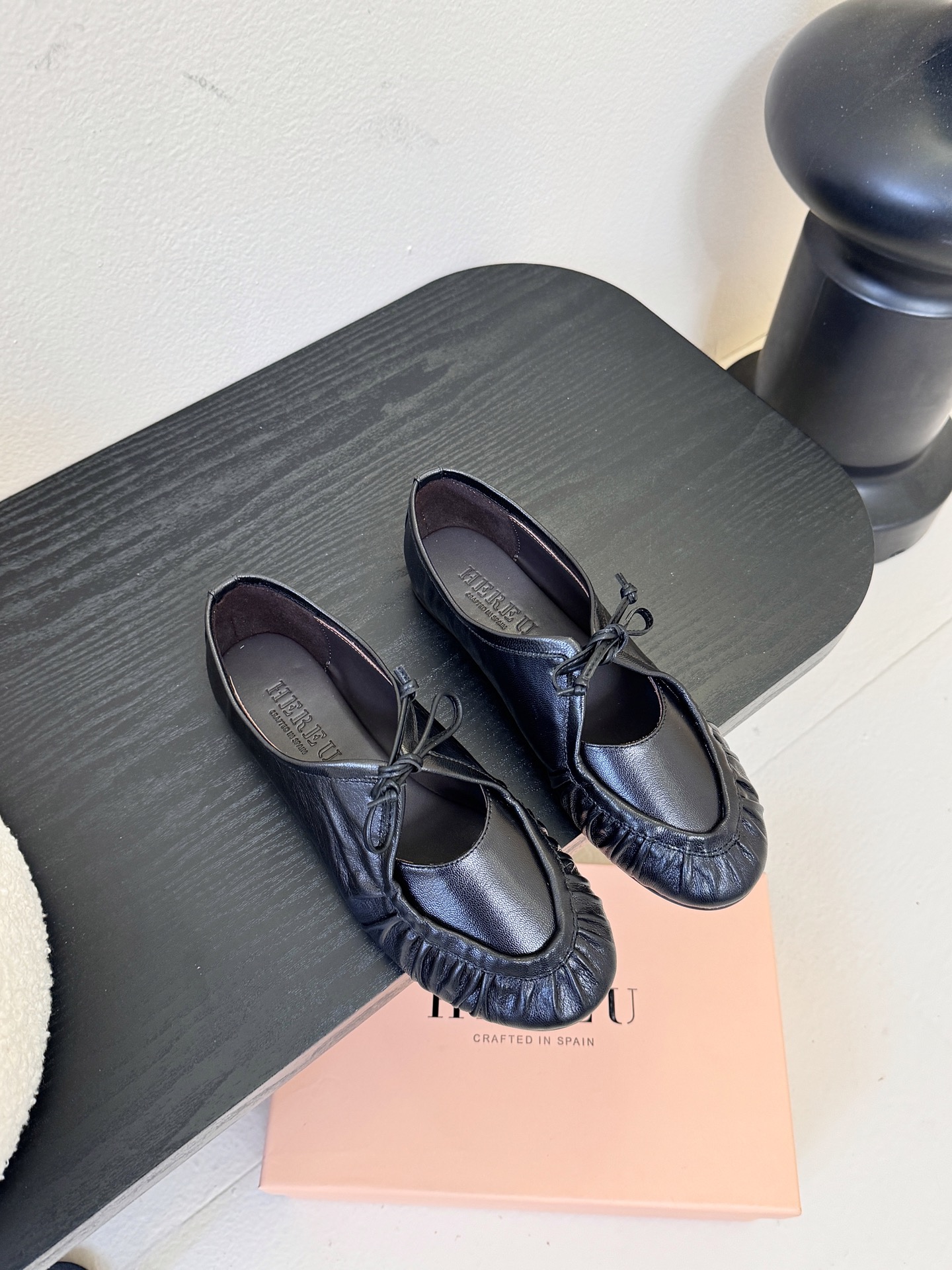 NO:561575,HEREU｜Spanish niche brand new model, high-end quality, pleated bow round toe Mary Jane flat dance shoes, the shoes are super soft and beautiful on the feet, the fabric is imported sheepskin + sheep suede, the leather is soft, delicate and silky like baby skin, the lining is imported sheepskin, the outsole is genuine leather, size 35-39 (40 non-refundable), Mary Jane, mary jane, sheepskin, Leather soles19860909HEREU｜西班牙小众品牌新款 ,高端品质,褶皱蝴蝶结圆头玛丽珍平底单鞋跳舞鞋,鞋子超级柔软,上脚美美哒, 面料进口羊皮+羊反绒,皮质柔软细腻丝滑如婴儿肌肤一般, 内里进口羊皮 大底真皮大底 码数35-39（40不退换）,玛丽珍,mary jane,sheepskin,Leather soles,Women's Shoes