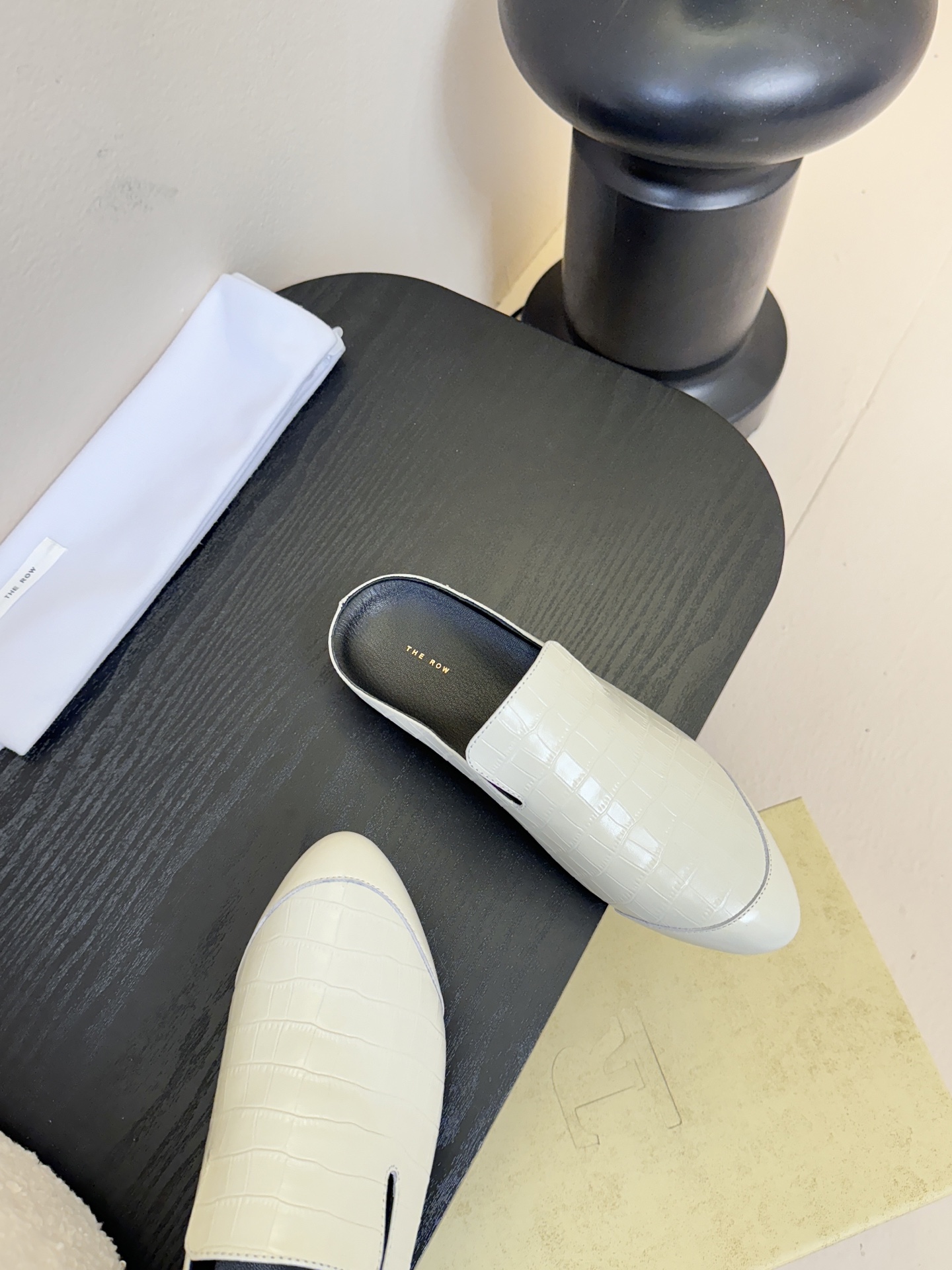 The Row新款罗马穆勒拖，第一眼看到这个鞋子就爱上了，带点复古味随性搭配性感迷人好看！一贯极简风格，