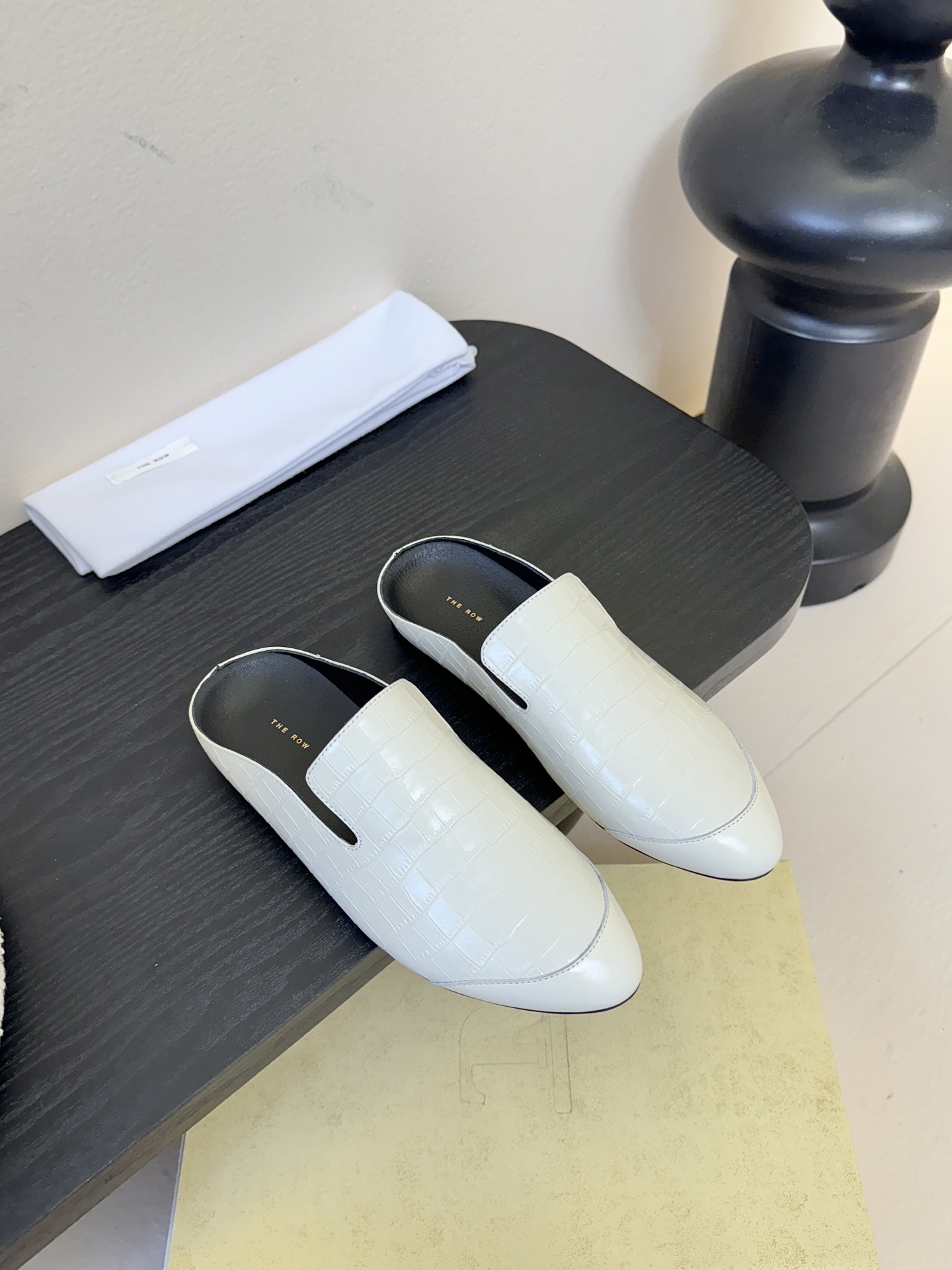 The Row新款罗马穆勒拖，第一眼看到这个鞋子就爱上了，带点复古味随性搭配性感迷人好看！一贯极简风格，