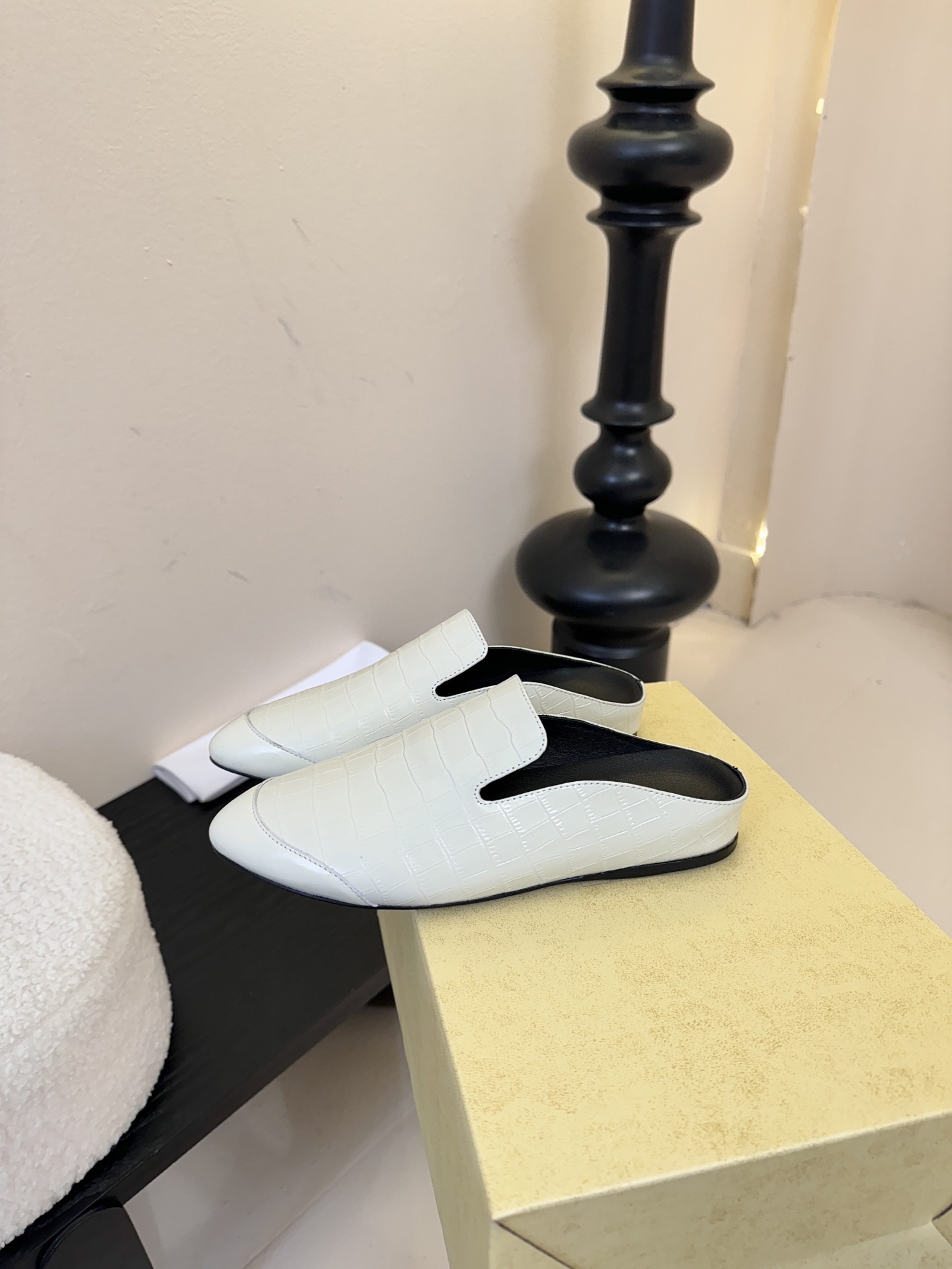 The Row新款罗马穆勒拖，第一眼看到这个鞋子就爱上了，带点复古味随性搭配性感迷人好看！一贯极简风格，