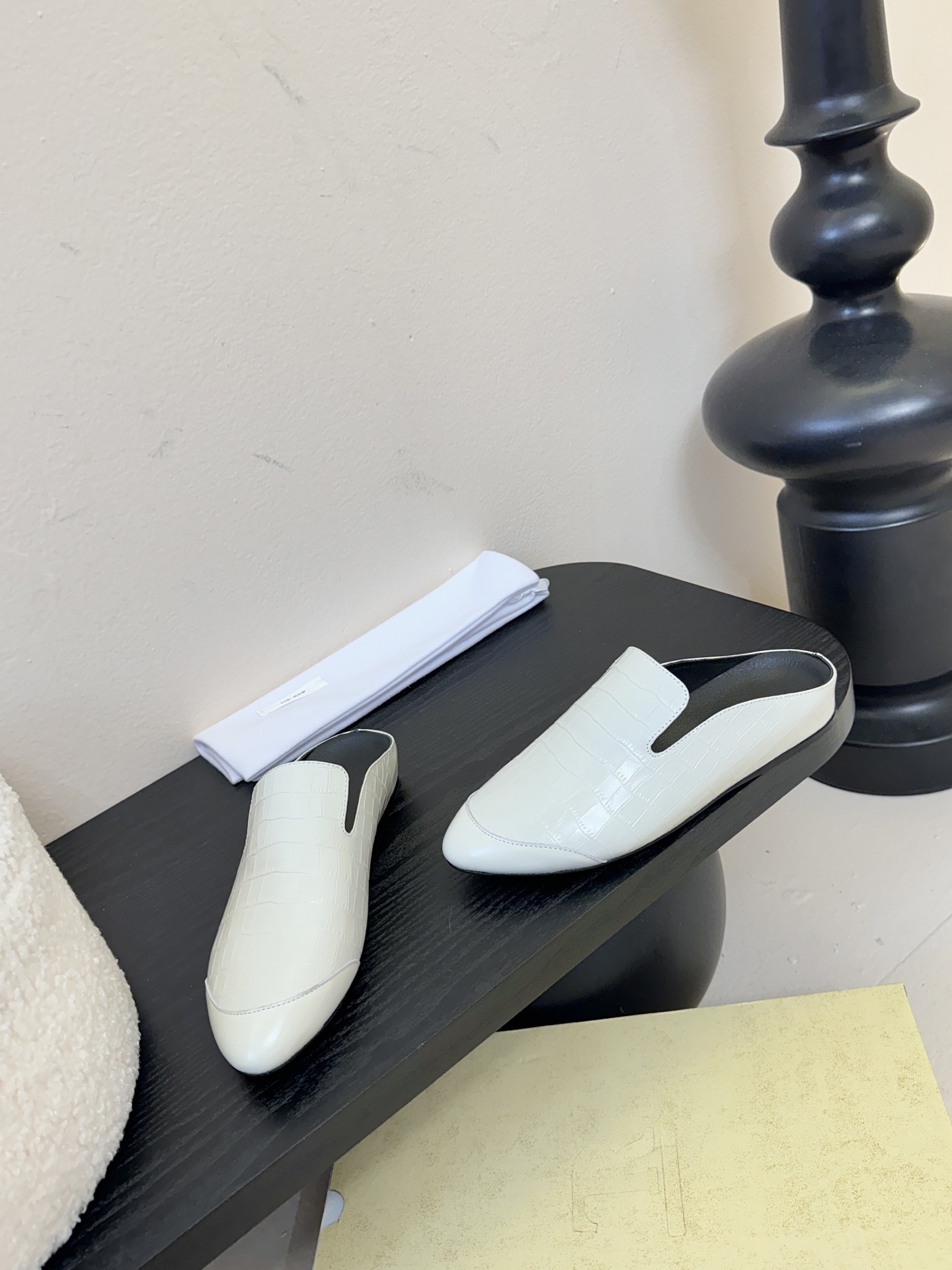 The Row新款罗马穆勒拖，第一眼看到这个鞋子就爱上了，带点复古味随性搭配性感迷人好看！一贯极简风格，