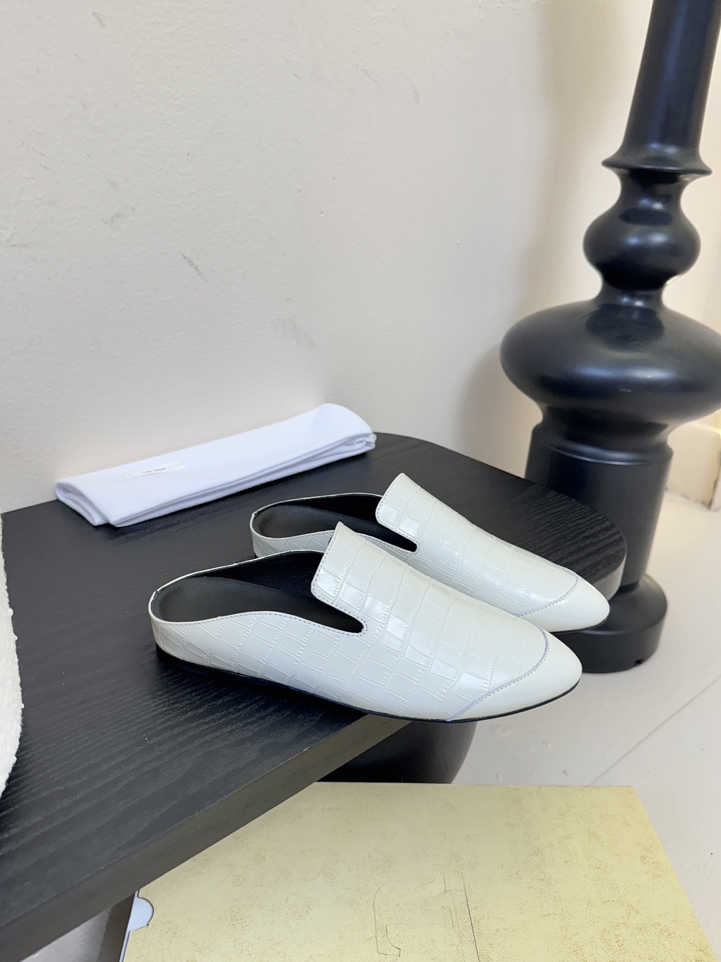 The Row新款罗马穆勒拖，第一眼看到这个鞋子就爱上了，带点复古味随性搭配性感迷人好看！一贯极简风格，