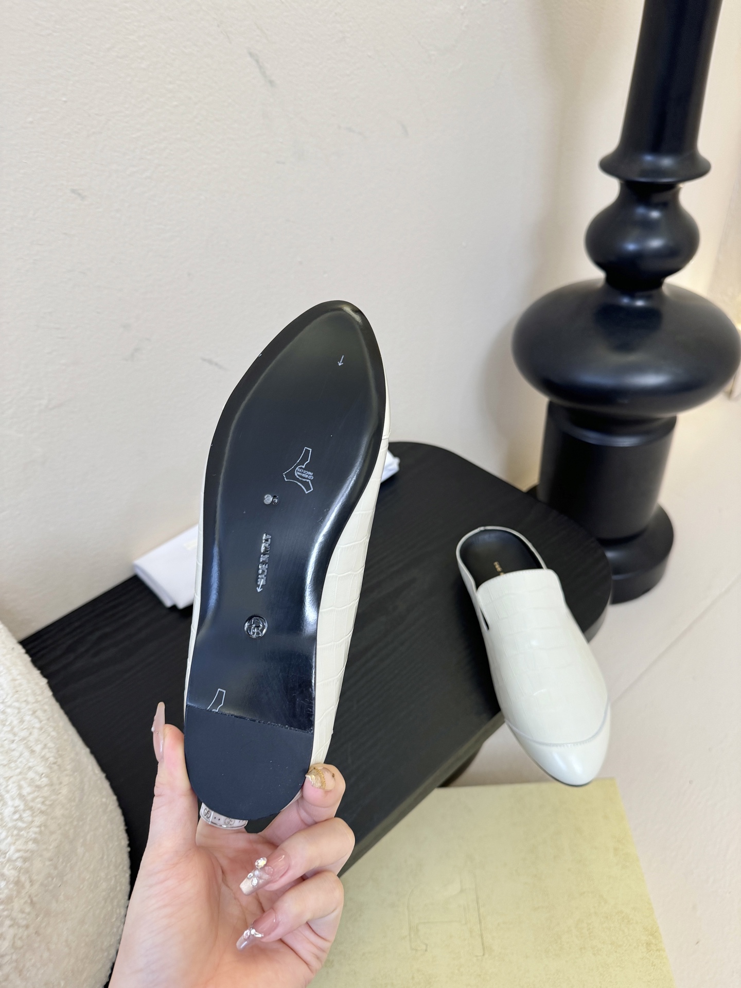 The Row新款罗马穆勒拖，第一眼看到这个鞋子就爱上了，带点复古味随性搭配性感迷人好看！一贯极简风格，