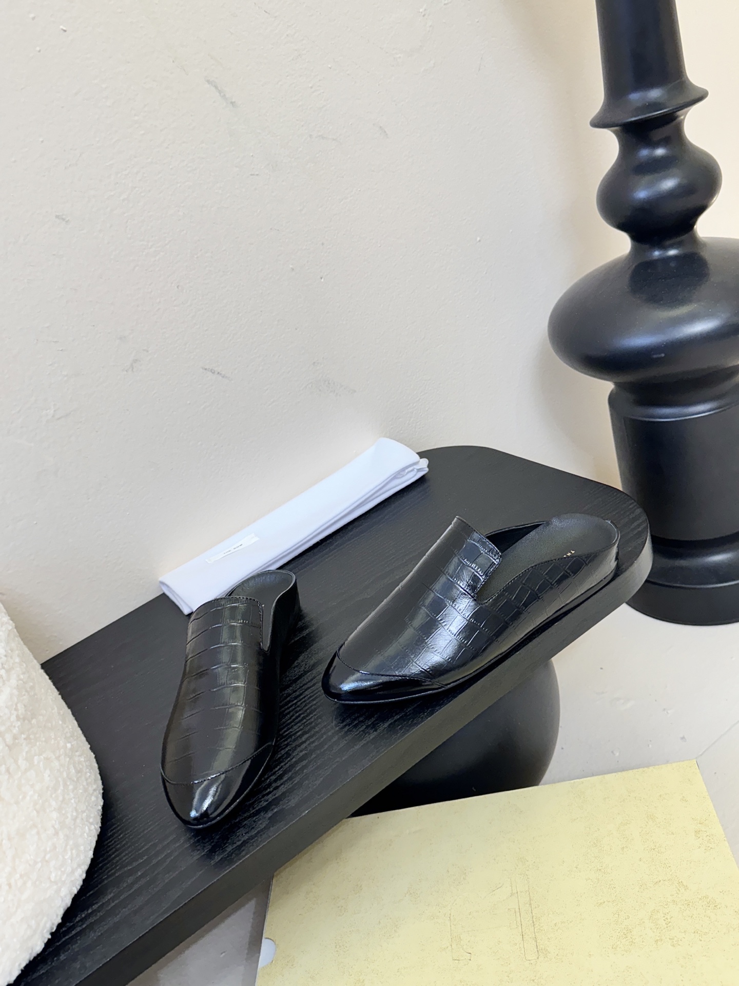 The Row新款罗马穆勒拖，第一眼看到这个鞋子就爱上了，带点复古味随性搭配性感迷人好看！一贯极简风格，