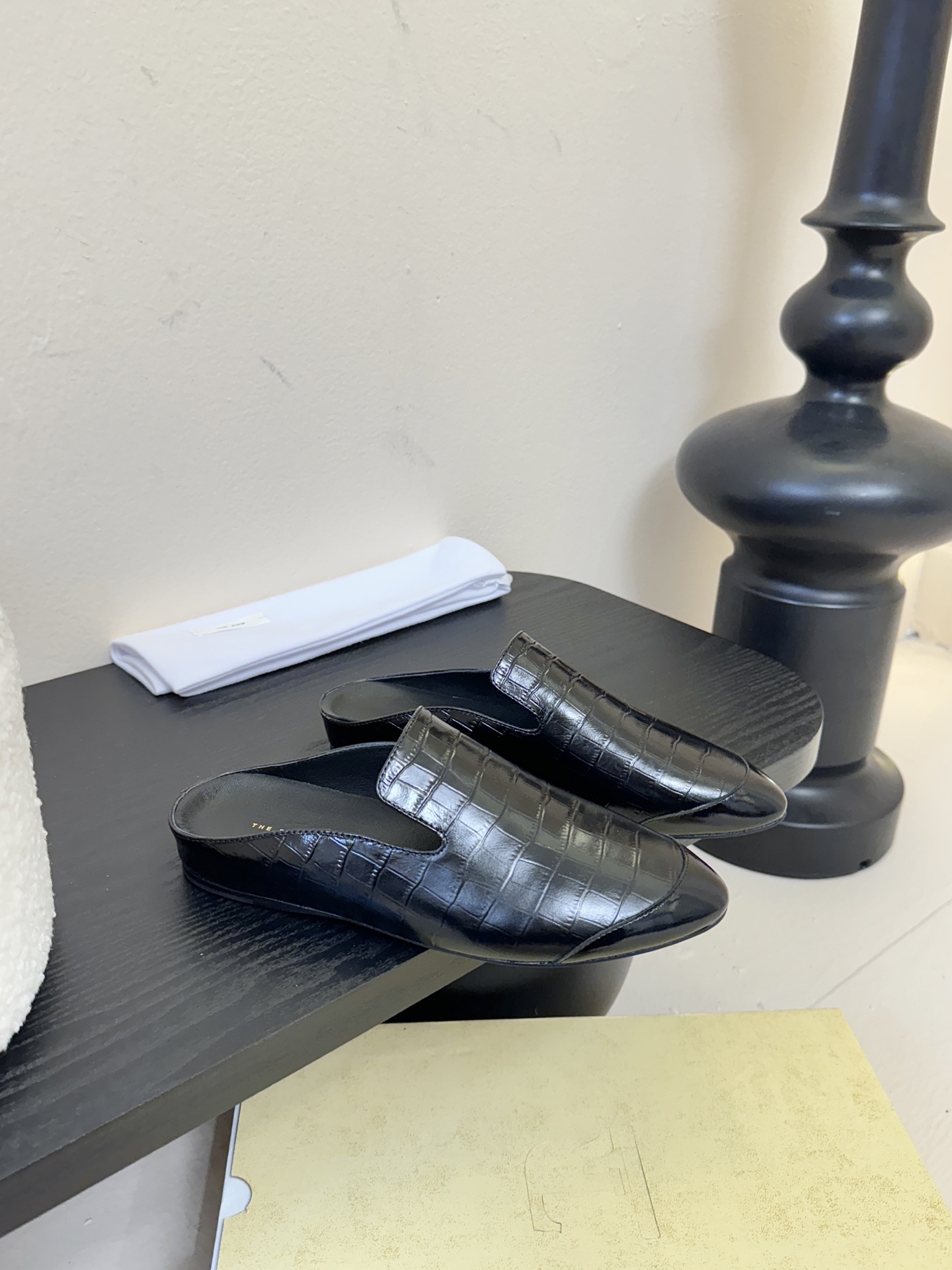 The Row新款罗马穆勒拖，第一眼看到这个鞋子就爱上了，带点复古味随性搭配性感迷人好看！一贯极简风格，