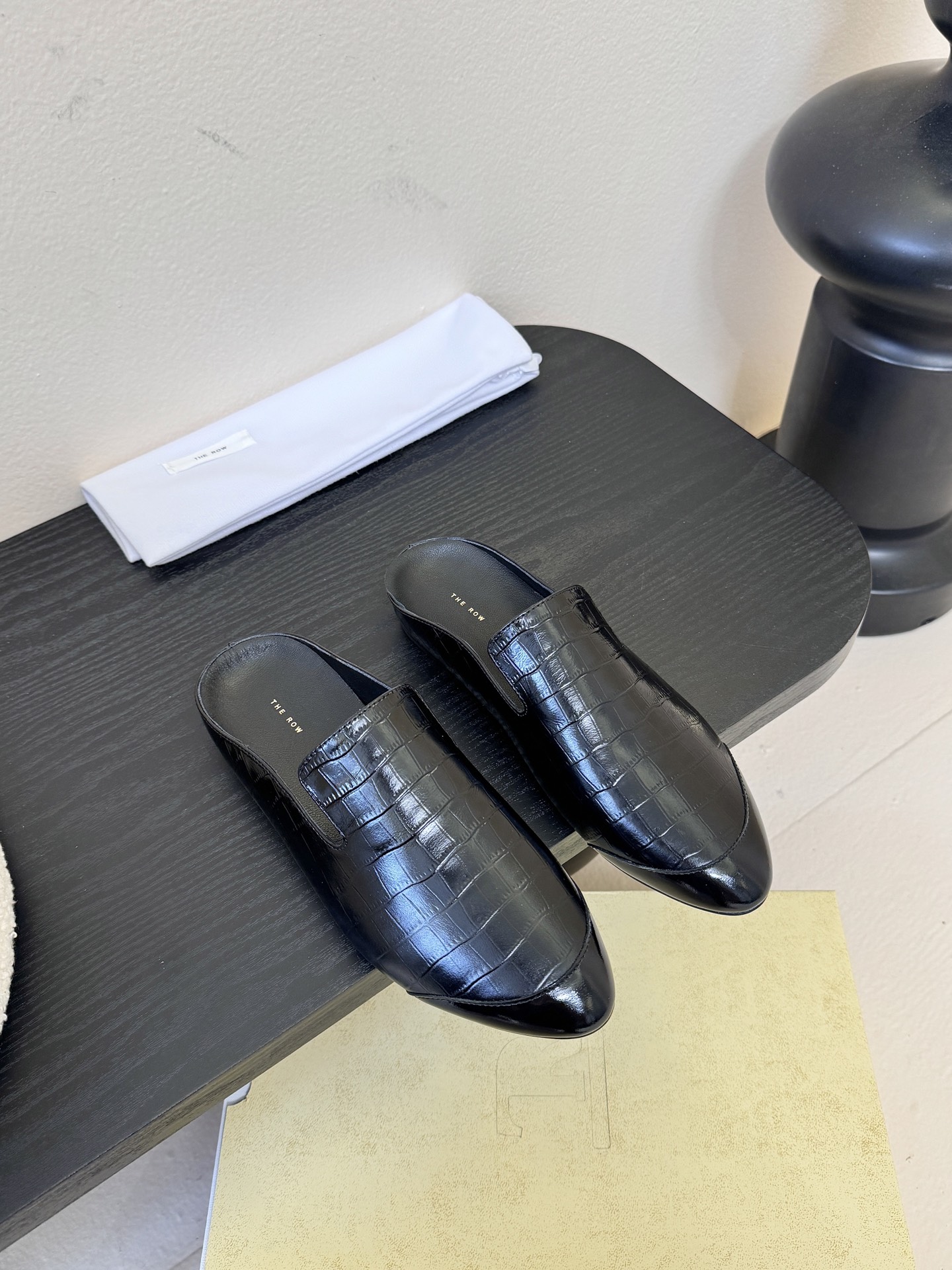 The Row新款罗马穆勒拖，第一眼看到这个鞋子就爱上了，带点复古味随性搭配性感迷人好看！一贯极简风格，