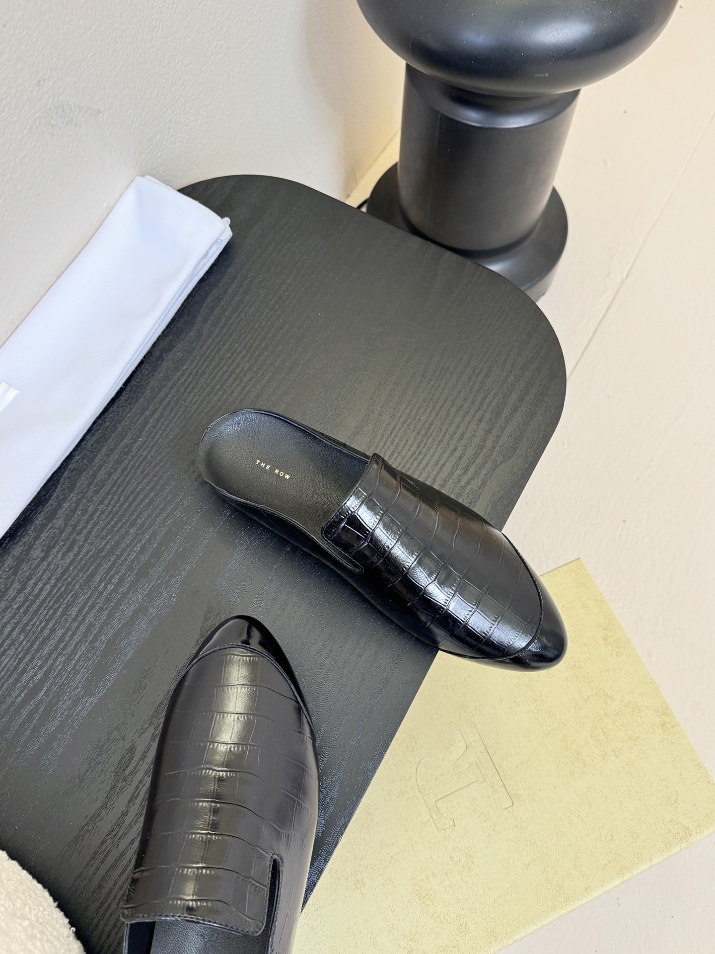 The Row新款罗马穆勒拖，第一眼看到这个鞋子就爱上了，带点复古味随性搭配性感迷人好看！一贯极简风格，