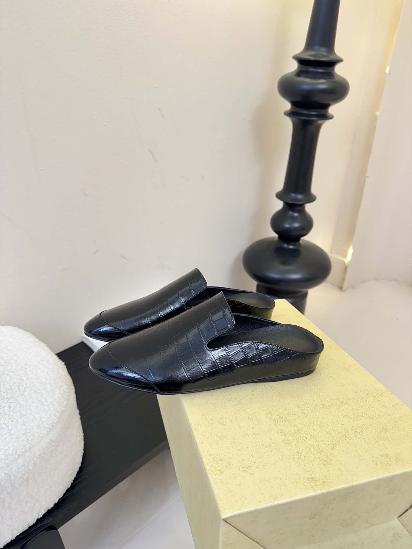 The Row新款罗马穆勒拖，第一眼看到这个鞋子就爱上了，带点复古味随性搭配性感迷人好看！一贯极简风格，