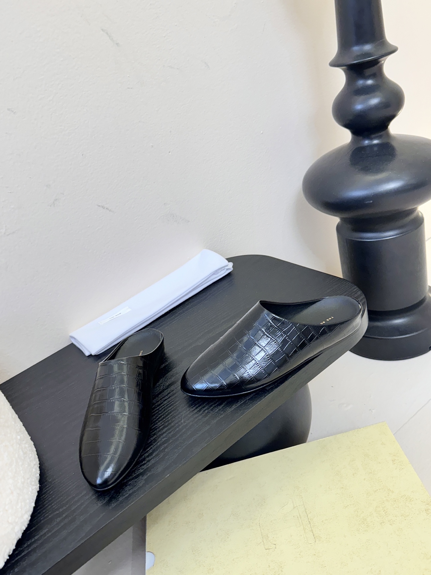 The Row新款罗马穆勒拖，第一眼看到这个鞋子就爱上了，带点复古味随性搭配性感迷人好看！一贯极简风格，