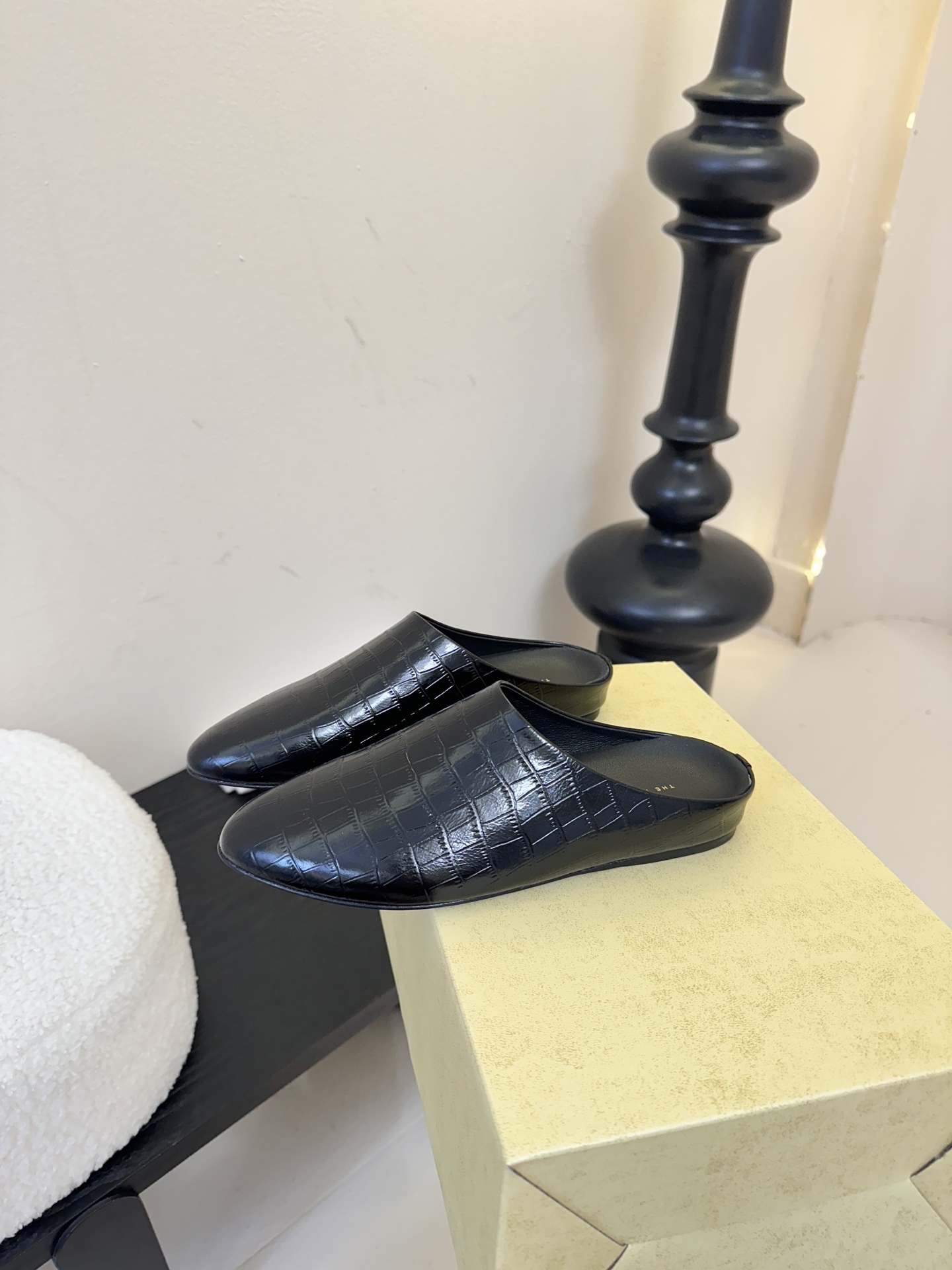 The Row新款罗马穆勒拖，第一眼看到这个鞋子就爱上了，带点复古味随性搭配性感迷人好看！一贯极简风格，