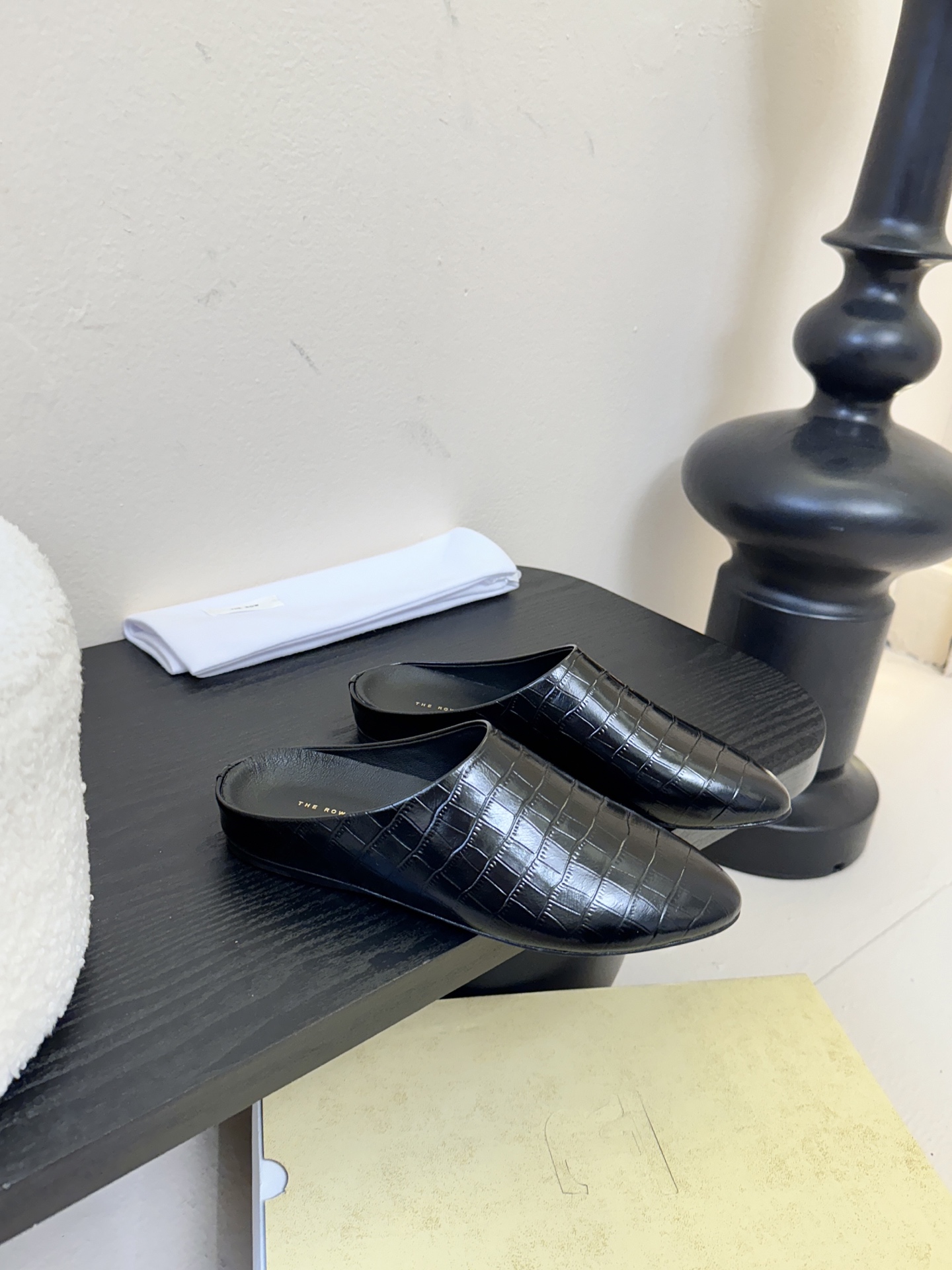 The Row新款罗马穆勒拖，第一眼看到这个鞋子就爱上了，带点复古味随性搭配性感迷人好看！一贯极简风格，