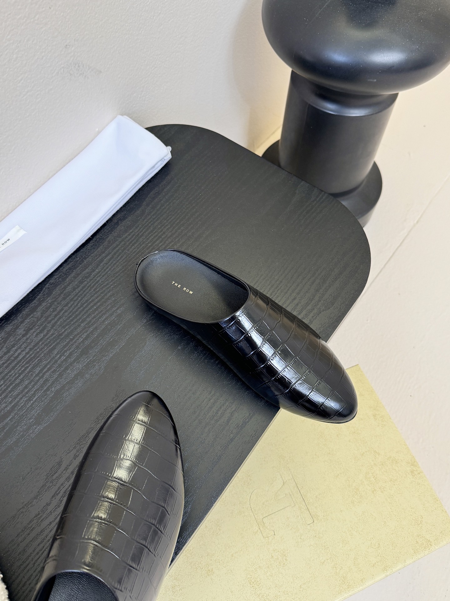 The Row新款罗马穆勒拖，第一眼看到这个鞋子就爱上了，带点复古味随性搭配性感迷人好看！一贯极简风格，