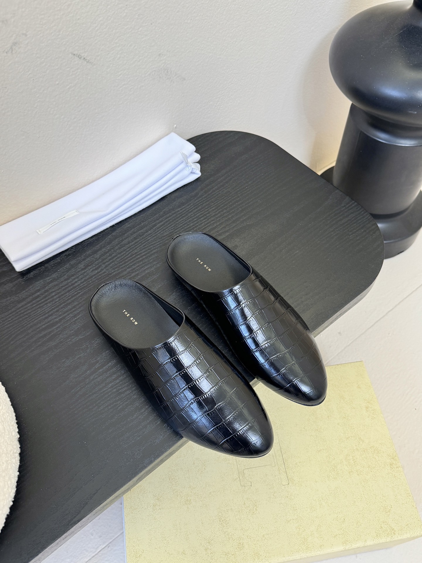 The Row新款罗马穆勒拖，第一眼看到这个鞋子就爱上了，带点复古味随性搭配性感迷人好看！一贯极简风格，